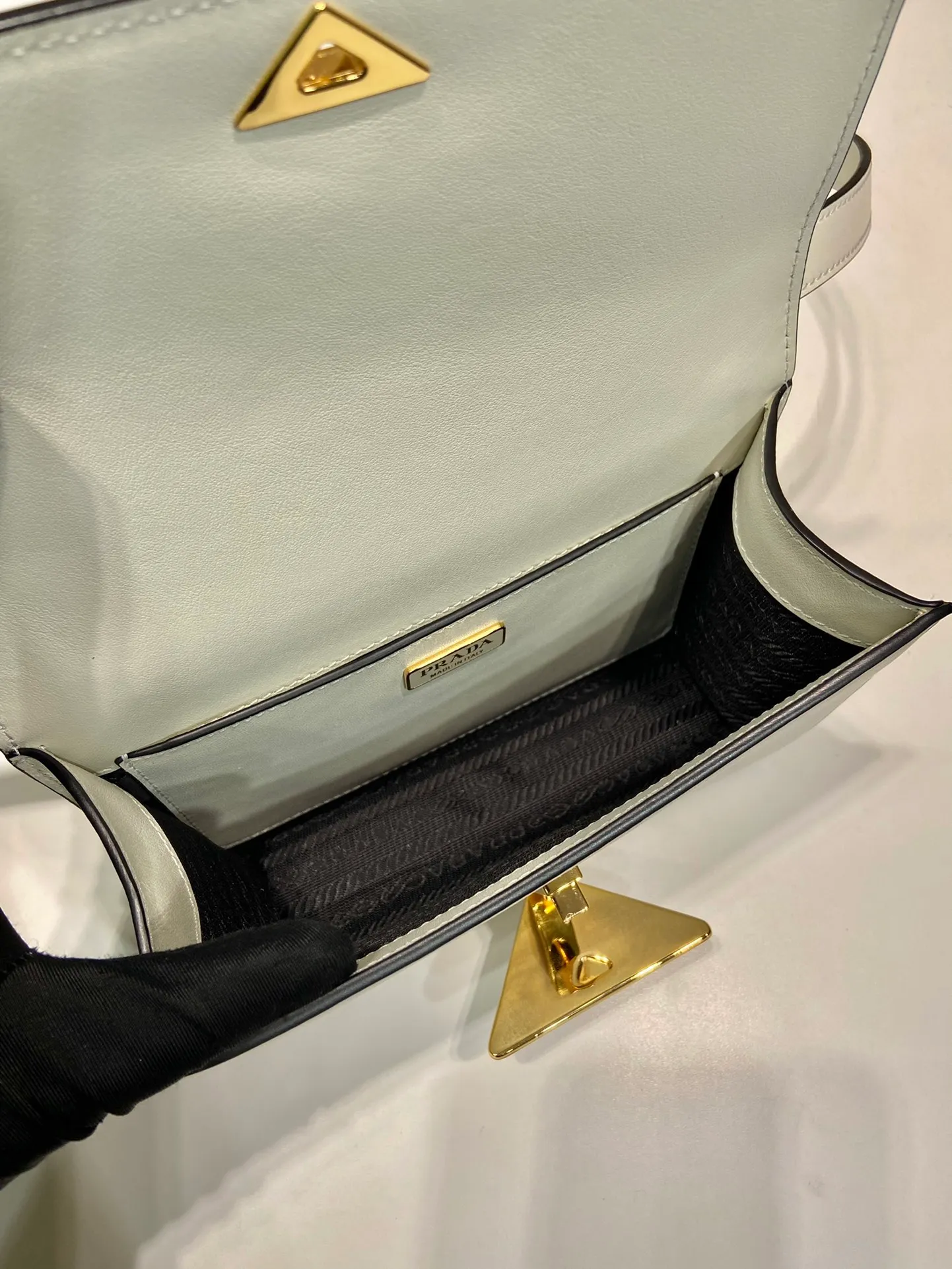 💰1520🎉New messenger bag🎉1BD340🎉🎉 This shoulder bag is made of oiled cowhide. The corner design gives the bag a modern style, the adjustable leather handle can be worn on the shoulder or cross-body, and the enameled metal triangular logo flap is decorated with a snap lock. Full of high-end feel, the top of your back instantly transforms into a girly girl, with large capacity and space. Fashionable and practical, get it now🎉👏 Length 20x Height 13.5x Bottom 5.5cm👏👏👏🎉🎉🎉