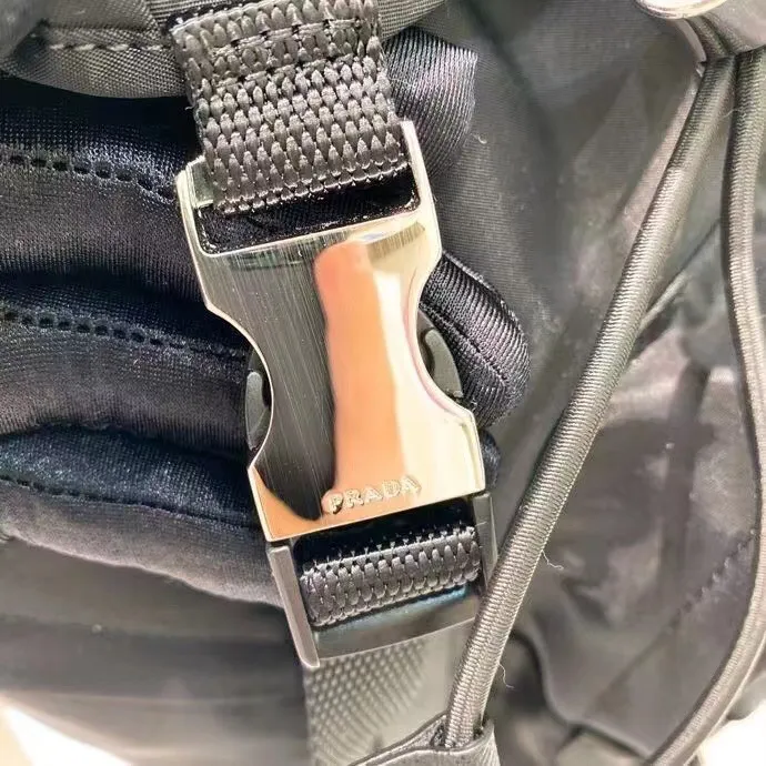 P900¥ [strong], top original quality [celebration] ✨Classic hot style✨ The latest Pr@da men's backpack 2VZ135 Triangular enamel nameplate logo Imported original parachute fabric Using imported equipment ✈️ + original hardware accessories Adjustable nylon shoulder straps Flip strap closure and internal drawstring closure Perfect details on the back padding 😘With OEM code Size 17*27*45 Fashionable and casual, a must-have for fashionistas [deyi][deyi] It will be shipped soon [deyi][deyi]