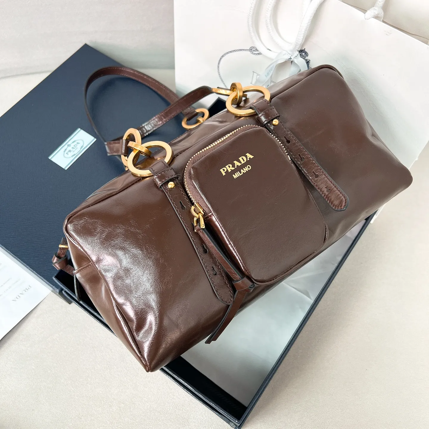 💰1700✨New first release✨2025 new oil wax leather Dangel handbag 1BB138 The latest popular oil wax leather handbag. Retro oil wax leather with gold hardware. Iconic gold letter logo. Comes with a long wrist strap. It can be carried on one shoulder or in the hand. The fashionable feeling is directly full. The design is casual, simple, exquisite and practical. A retro style bag is suitable for daily travel. The upper body is really cool and retro➕fashionable and immediate. Size 30*14*13.5