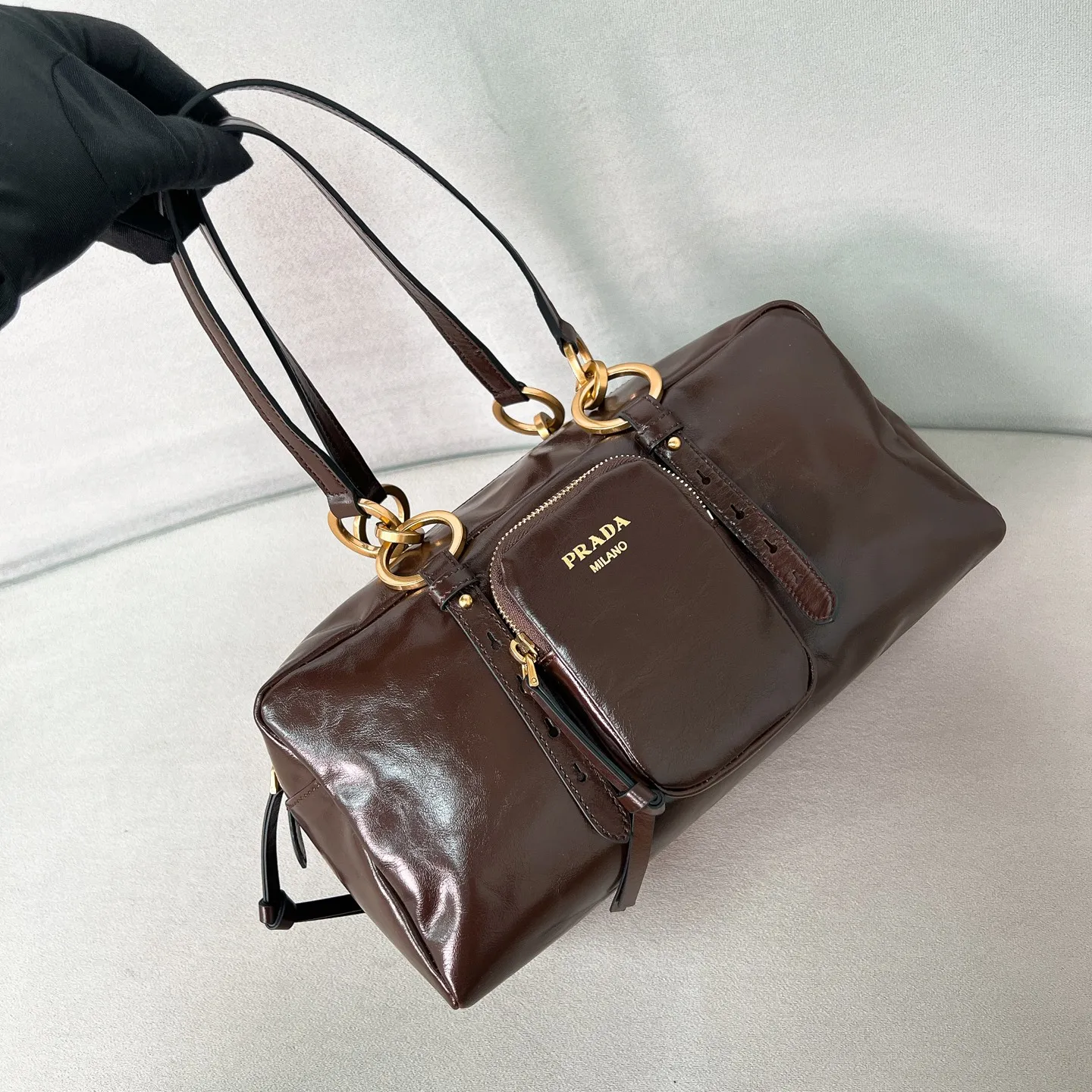 💰1700✨New first release✨2025 new oil wax leather Dangel handbag 1BB138 The latest popular oil wax leather handbag. Retro oil wax leather with gold hardware. Iconic gold letter logo. Comes with a long wrist strap. It can be carried on one shoulder or in the hand. The fashionable feeling is directly full. The design is casual, simple, exquisite and practical. A retro style bag is suitable for daily travel. The upper body is really cool and retro➕fashionable and immediate. Size 30*14*13.5