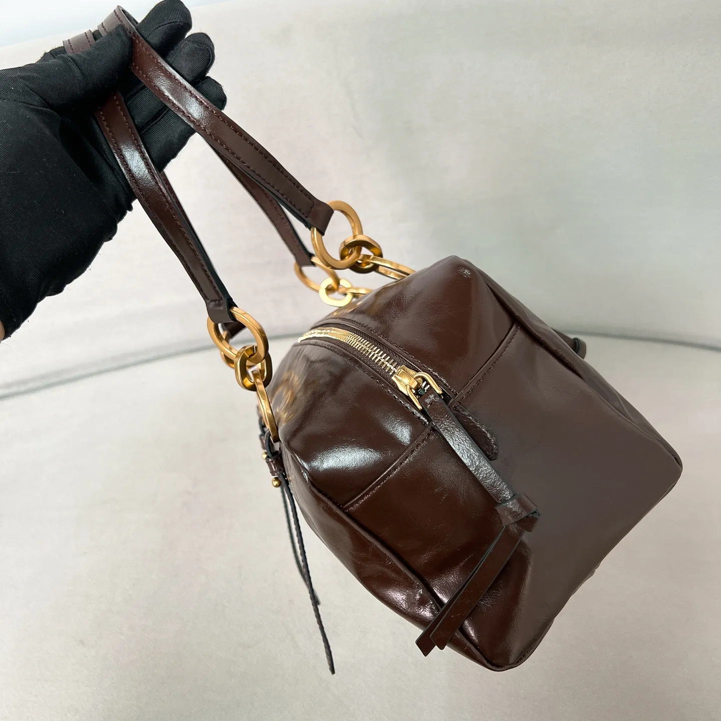 💰1700✨New first release✨2025 new oil wax leather Dangel handbag 1BB138 The latest popular oil wax leather handbag. Retro oil wax leather with gold hardware. Iconic gold letter logo. Comes with a long wrist strap. It can be carried on one shoulder or in the hand. The fashionable feeling is directly full. The design is casual, simple, exquisite and practical. A retro style bag is suitable for daily travel. The upper body is really cool and retro➕fashionable and immediate. Size 30*14*13.5