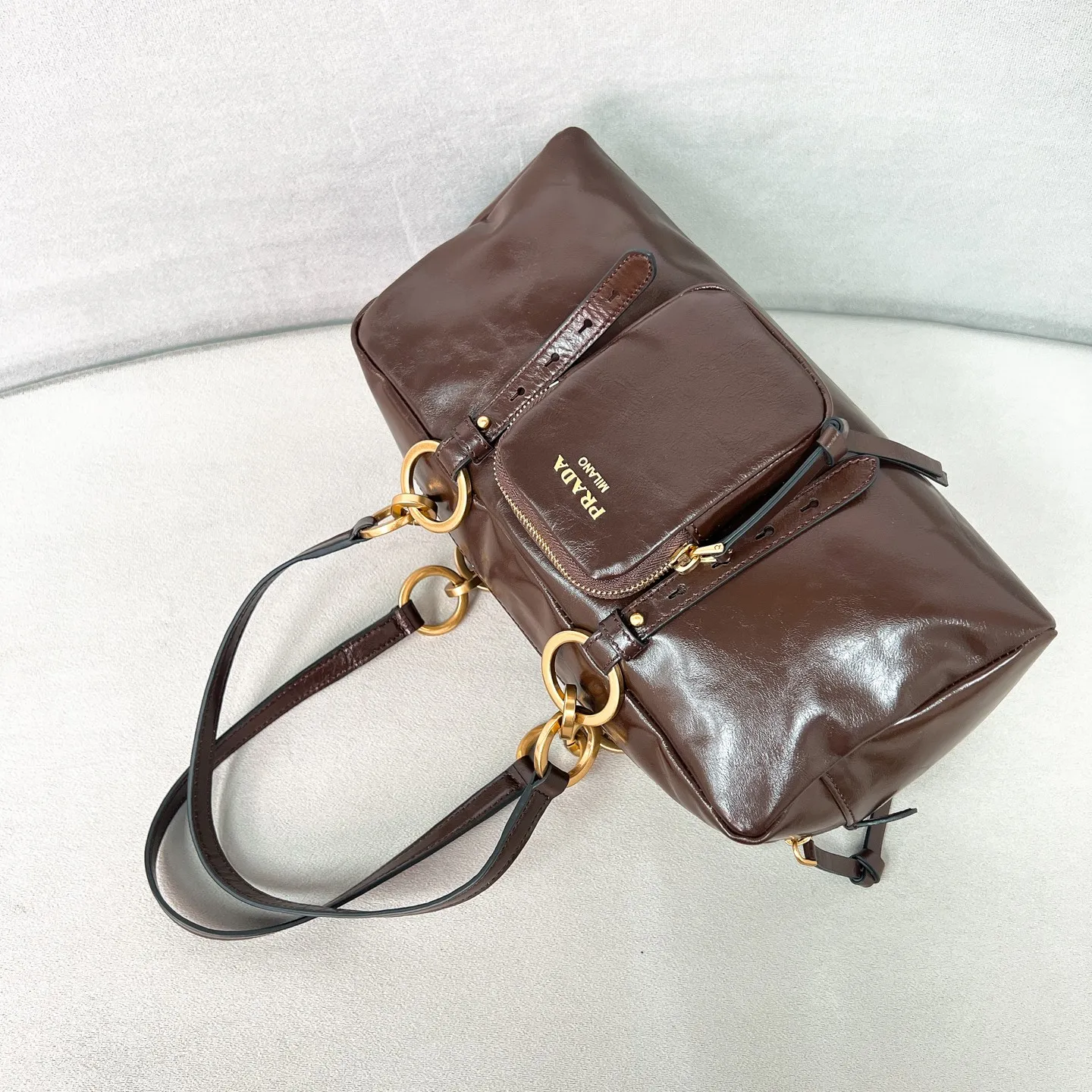 💰1700✨New first release✨2025 new oil wax leather Dangel handbag 1BB138 The latest popular oil wax leather handbag. Retro oil wax leather with gold hardware. Iconic gold letter logo. Comes with a long wrist strap. It can be carried on one shoulder or in the hand. The fashionable feeling is directly full. The design is casual, simple, exquisite and practical. A retro style bag is suitable for daily travel. The upper body is really cool and retro➕fashionable and immediate. Size 30*14*13.5