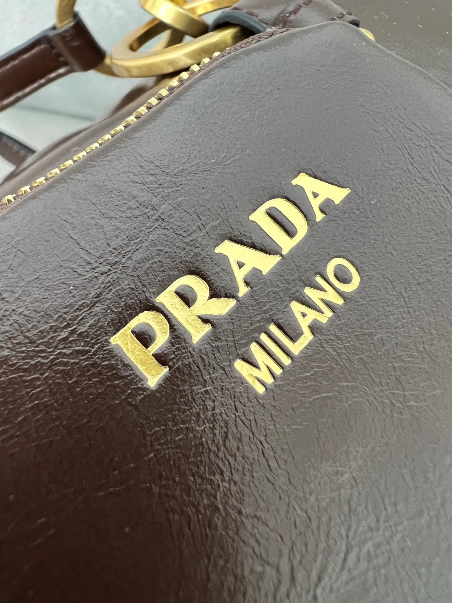 💰1700✨New first release✨2025 new oil wax leather Dangel handbag 1BB138 The latest popular oil wax leather handbag. Retro oil wax leather with gold hardware. Iconic gold letter logo. Comes with a long wrist strap. It can be carried on one shoulder or in the hand. The fashionable feeling is directly full. The design is casual, simple, exquisite and practical. A retro style bag is suitable for daily travel. The upper body is really cool and retro➕fashionable and immediate. Size 30*14*13.5