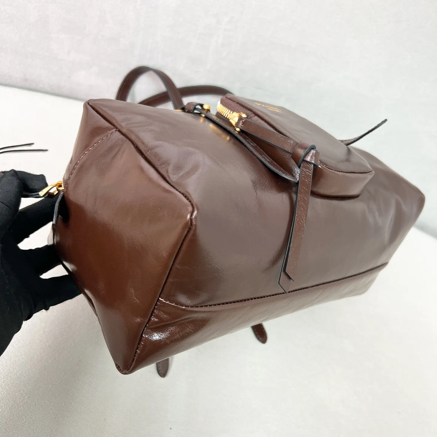 💰1700✨New first release✨2025 new oil wax leather Dangel handbag 1BB138 The latest popular oil wax leather handbag. Retro oil wax leather with gold hardware. Iconic gold letter logo. Comes with a long wrist strap. It can be carried on one shoulder or in the hand. The fashionable feeling is directly full. The design is casual, simple, exquisite and practical. A retro style bag is suitable for daily travel. The upper body is really cool and retro➕fashionable and immediate. Size 30*14*13.5