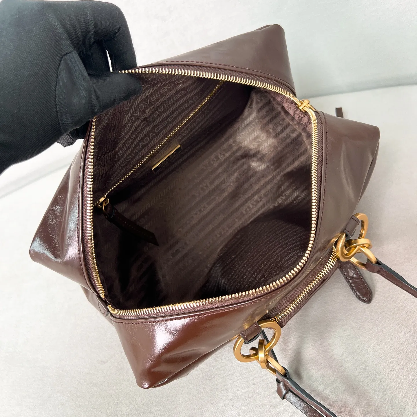 💰1700✨New first release✨2025 new oil wax leather Dangel handbag 1BB138 The latest popular oil wax leather handbag. Retro oil wax leather with gold hardware. Iconic gold letter logo. Comes with a long wrist strap. It can be carried on one shoulder or in the hand. The fashionable feeling is directly full. The design is casual, simple, exquisite and practical. A retro style bag is suitable for daily travel. The upper body is really cool and retro➕fashionable and immediate. Size 30*14*13.5