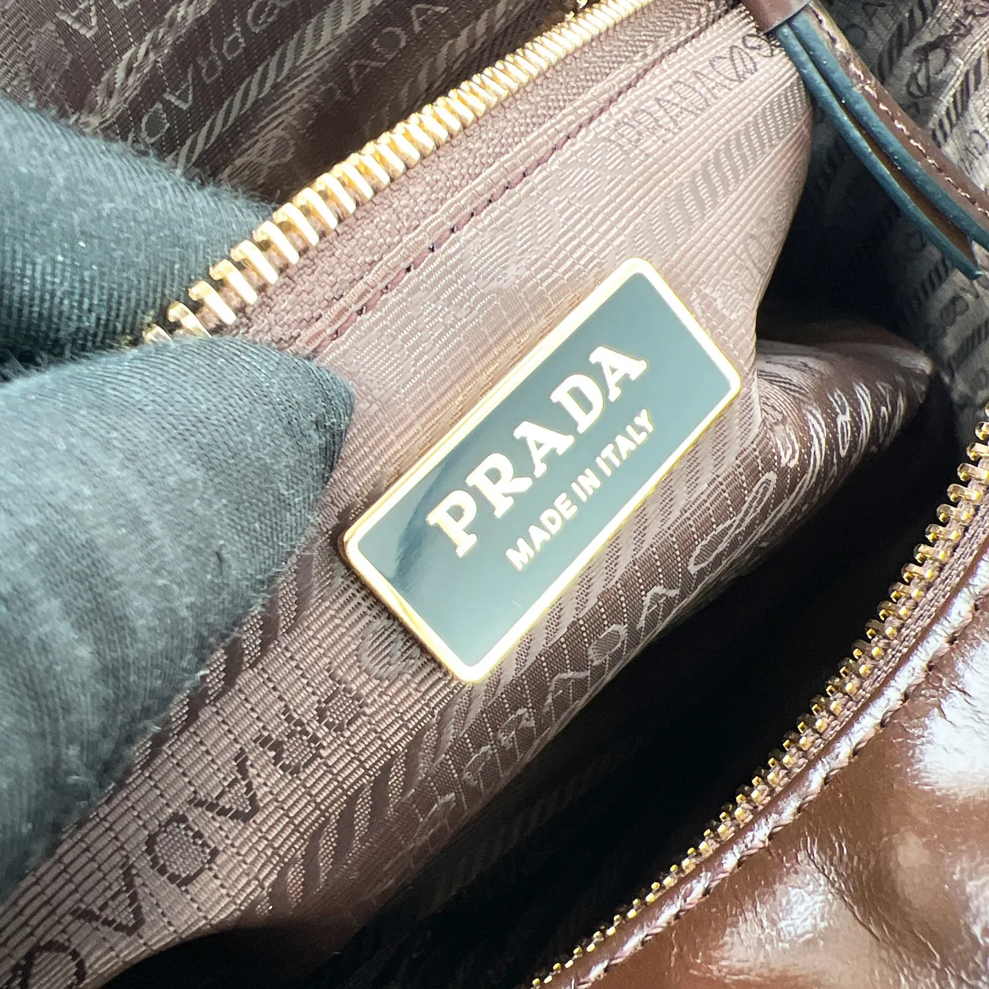 💰1700✨New first release✨2025 new oil wax leather Dangel handbag 1BB138 The latest popular oil wax leather handbag. Retro oil wax leather with gold hardware. Iconic gold letter logo. Comes with a long wrist strap. It can be carried on one shoulder or in the hand. The fashionable feeling is directly full. The design is casual, simple, exquisite and practical. A retro style bag is suitable for daily travel. The upper body is really cool and retro➕fashionable and immediate. Size 30*14*13.5