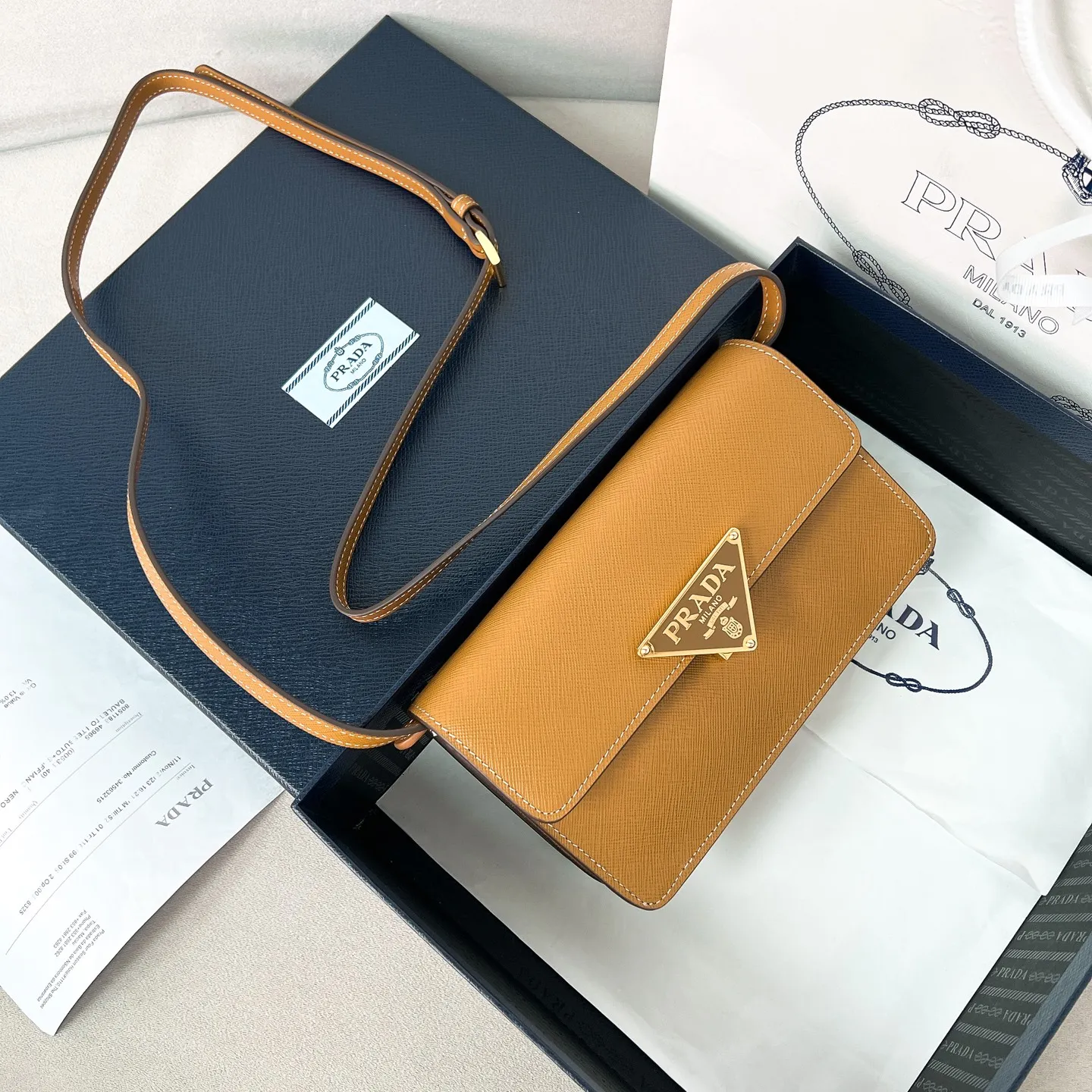 💰1260✨New product debut✨The new series of shoulder bags 1BD386 is made of classic cross-grain cowhide and calfskin. It is decorated with a unique lock buckle with the iconic triangle logo. The overall style of the bag is simple and elegant. The golden metal hardware gives a retro color. Fashion and retro style are combined. The interior double compartment capacity is also great. It is equipped with a card slot. The wide shoulder strap design makes the upper body very stylish~ A new fashion trend-setter that combines retro fashion and practicality😘 Size 19.5*11.5*5