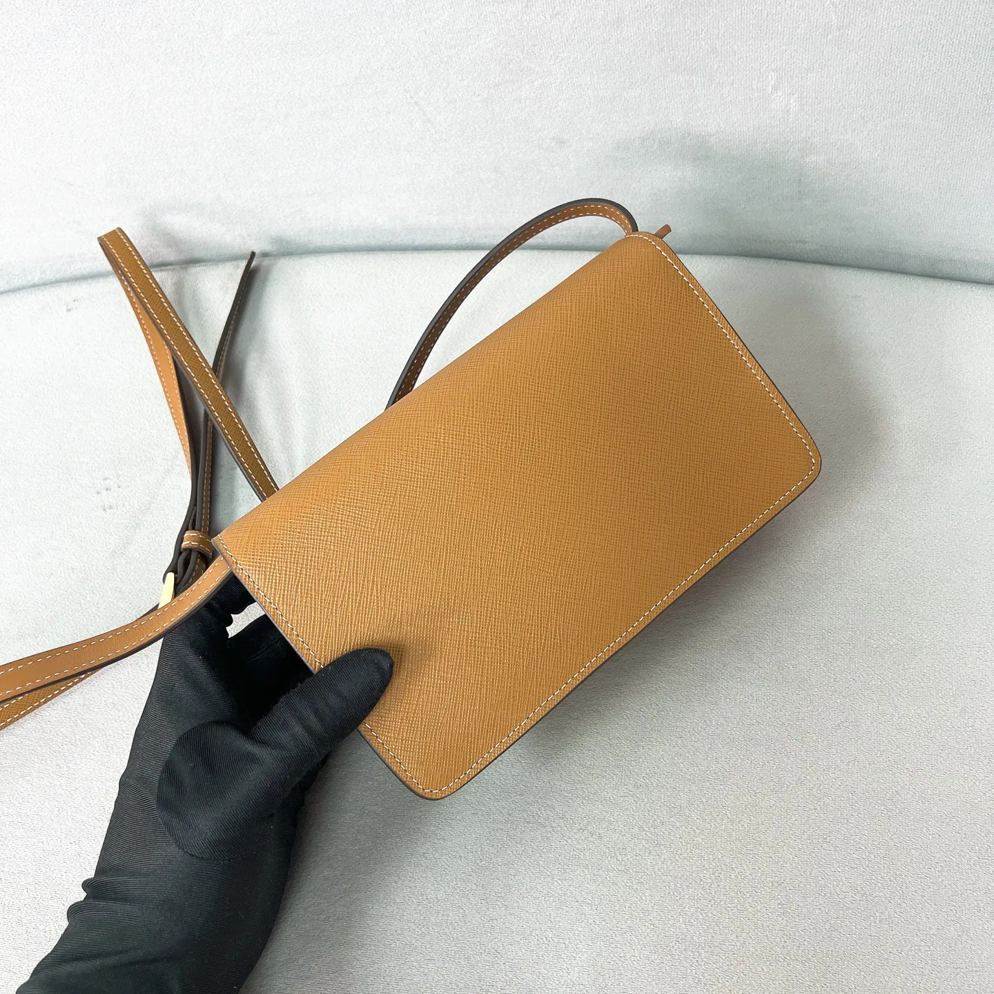 💰1260✨New product debut✨The new series of shoulder bags 1BD386 is made of classic cross-grain cowhide and calfskin. It is decorated with a unique lock buckle with the iconic triangle logo. The overall style of the bag is simple and elegant. The golden metal hardware gives a retro color. Fashion and retro style are combined. The interior double compartment capacity is also great. It is equipped with a card slot. The wide shoulder strap design makes the upper body very stylish~ A new fashion trend-setter that combines retro fashion and practicality😘 Size 19.5*11.5*5
