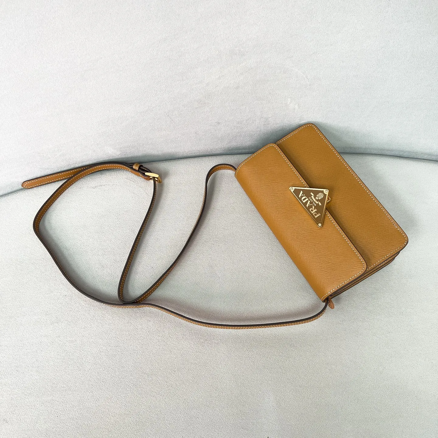 💰1260✨New product debut✨The new series of shoulder bags 1BD386 is made of classic cross-grain cowhide and calfskin. It is decorated with a unique lock buckle with the iconic triangle logo. The overall style of the bag is simple and elegant. The golden metal hardware gives a retro color. Fashion and retro style are combined. The interior double compartment capacity is also great. It is equipped with a card slot. The wide shoulder strap design makes the upper body very stylish~ A new fashion trend-setter that combines retro fashion and practicality😘 Size 19.5*11.5*5