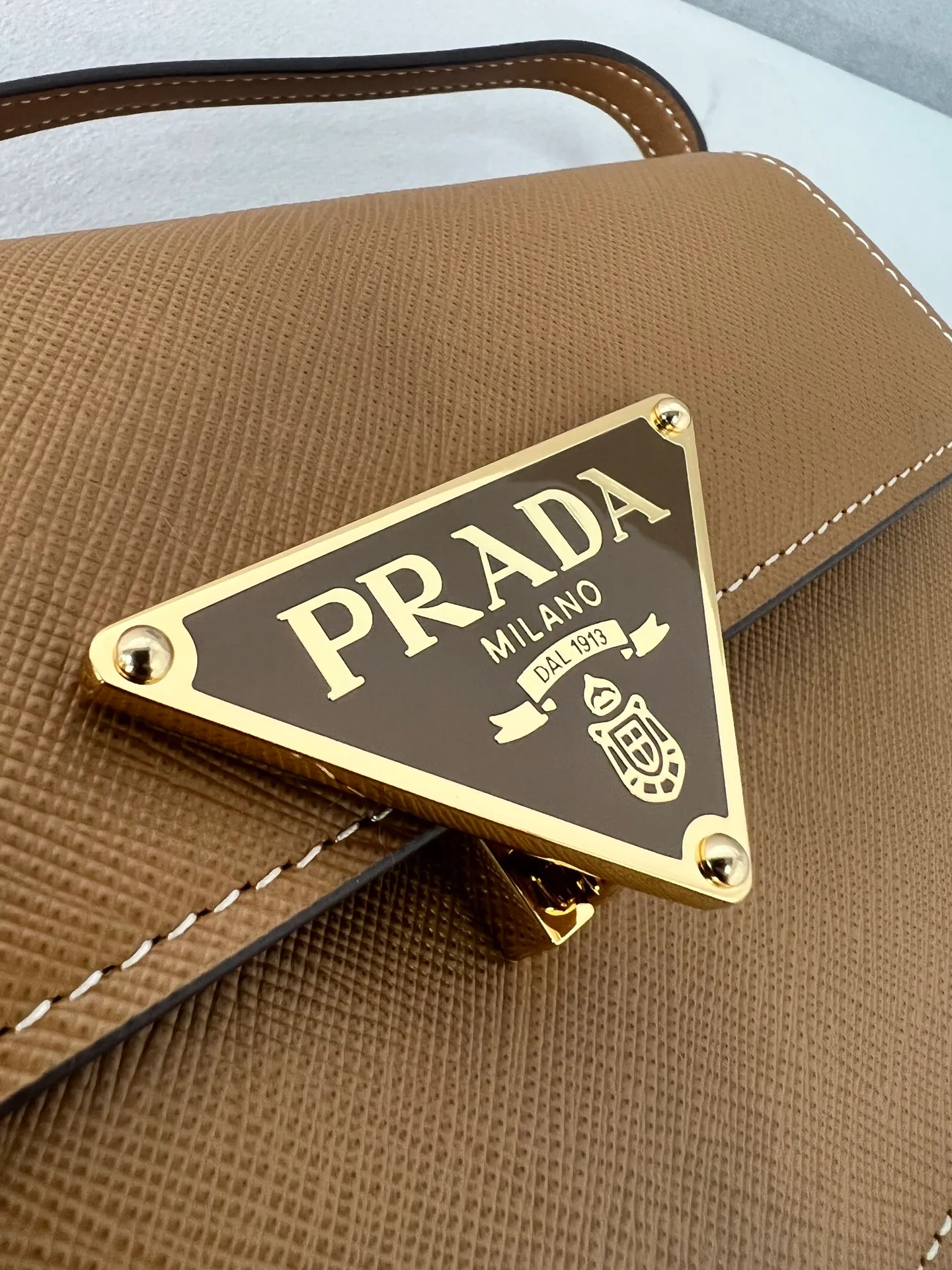💰1260✨New product debut✨The new series of shoulder bags 1BD386 is made of classic cross-grain cowhide and calfskin. It is decorated with a unique lock buckle with the iconic triangle logo. The overall style of the bag is simple and elegant. The golden metal hardware gives a retro color. Fashion and retro style are combined. The interior double compartment capacity is also great. It is equipped with a card slot. The wide shoulder strap design makes the upper body very stylish~ A new fashion trend-setter that combines retro fashion and practicality😘 Size 19.5*11.5*5