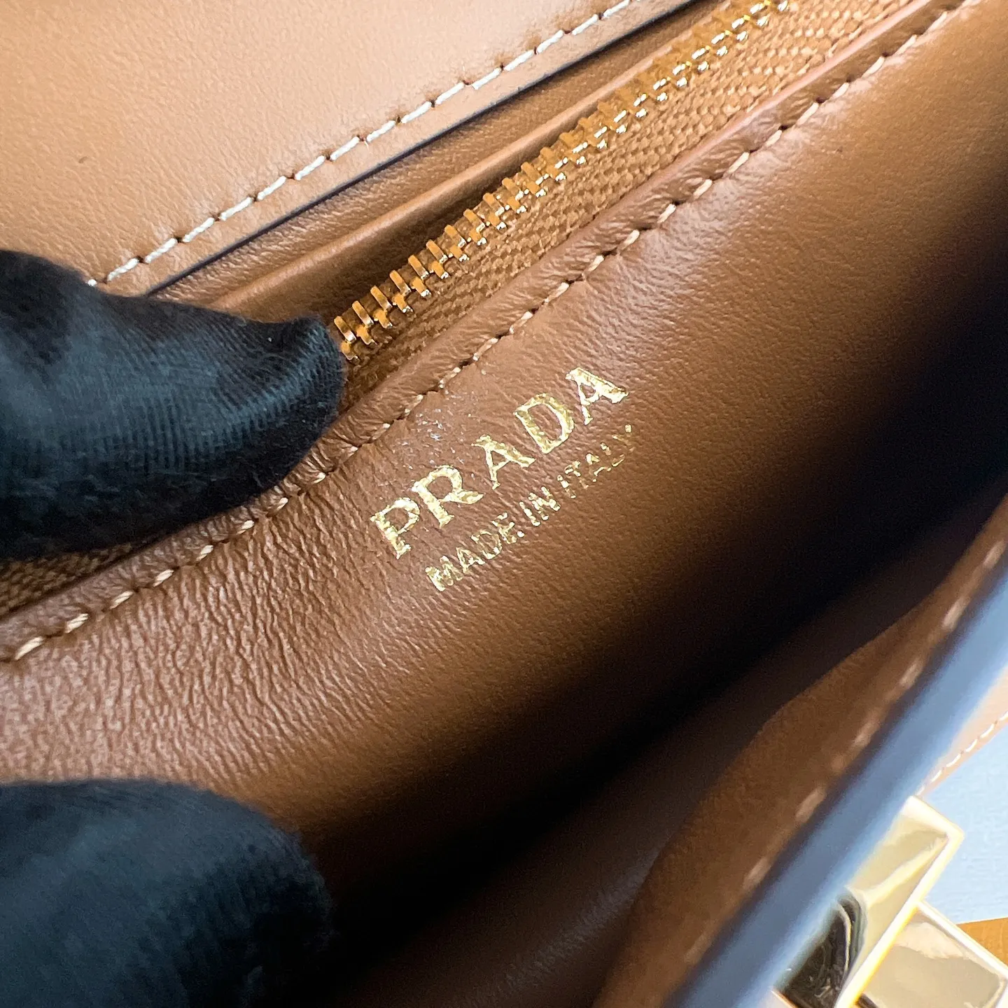 💰1260✨New product debut✨The new series of shoulder bags 1BD386 is made of classic cross-grain cowhide and calfskin. It is decorated with a unique lock buckle with the iconic triangle logo. The overall style of the bag is simple and elegant. The golden metal hardware gives a retro color. Fashion and retro style are combined. The interior double compartment capacity is also great. It is equipped with a card slot. The wide shoulder strap design makes the upper body very stylish~ A new fashion trend-setter that combines retro fashion and practicality😘 Size 19.5*11.5*5