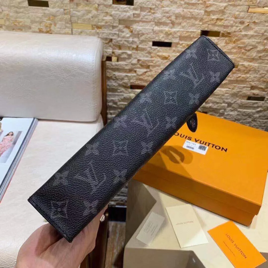 P¥320👉nfc163C01 dynamic chip version👈🎏【Top original order, all steel hardware】Clutch bag✈️M61690 Sunflower😎European same style🈲Made of elegant DaMeier Ebene Classic black plaid material🈲The interior is made of unique customized foam fabric that is wear-resistant, dirt-resistant and washable👍💎Original hardware chain🎩Both fashion and practicality👿The bag body is soft and comfortable🔜The interior is equipped with slip pockets🎩Large capacity to meet your daily needs💯Size 26.5-20-6CM, comes with gift box