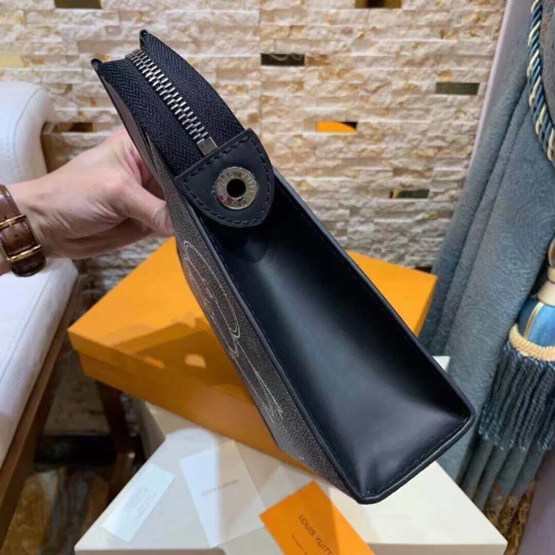 P¥320👉nfc163C01 dynamic chip version👈🎏【Top original order, all steel hardware】Clutch bag✈️M61690 Sunflower😎European same style🈲Made of elegant DaMeier Ebene Classic black plaid material🈲The interior is made of unique customized foam fabric that is wear-resistant, dirt-resistant and washable👍💎Original hardware chain🎩Both fashion and practicality👿The bag body is soft and comfortable🔜The interior is equipped with slip pockets🎩Large capacity to meet your daily needs💯Size 26.5-20-6CM, comes with gift box