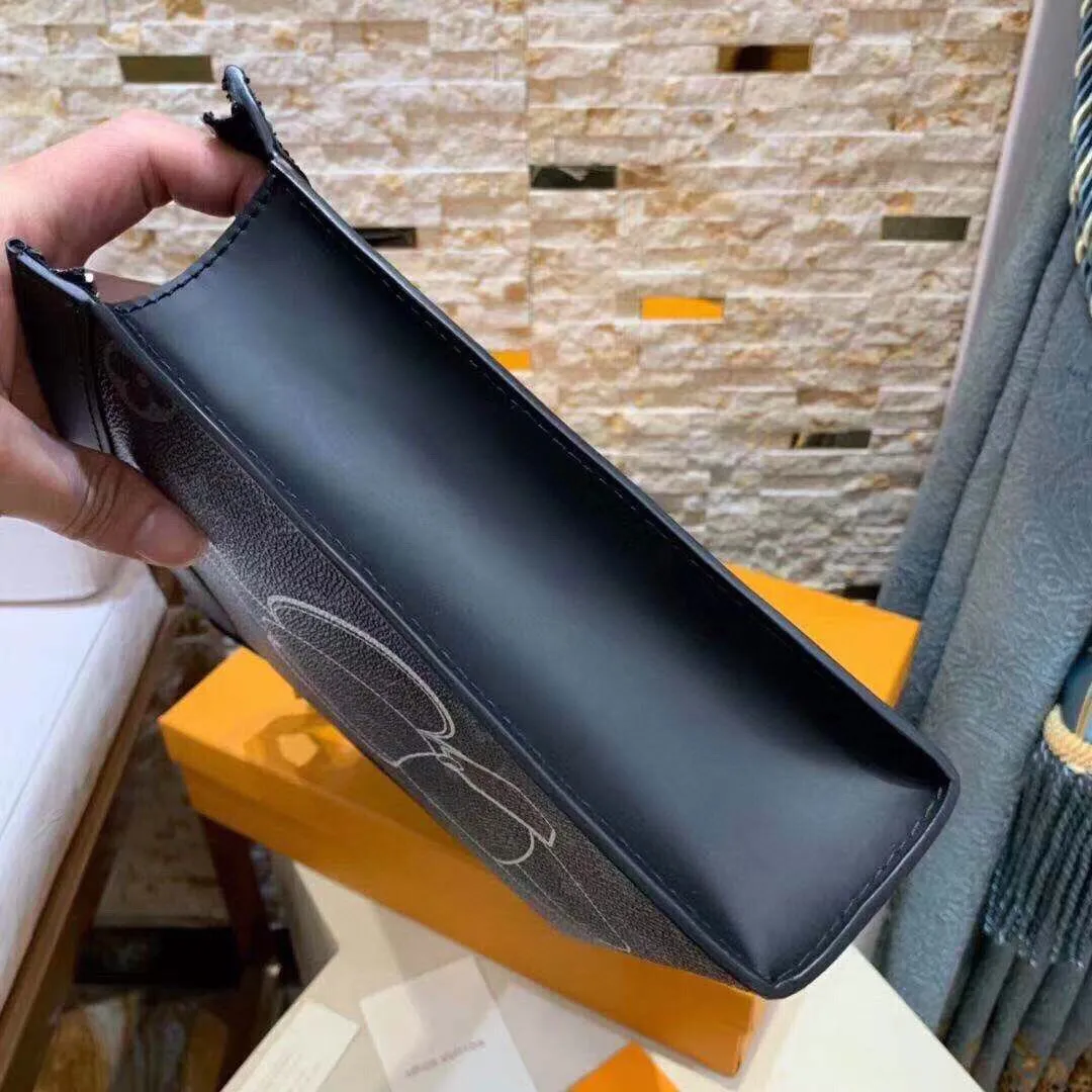 P¥320👉nfc163C01 dynamic chip version👈🎏【Top original order, all steel hardware】Clutch bag✈️M61690 Sunflower😎European same style🈲Made of elegant DaMeier Ebene Classic black plaid material🈲The interior is made of unique customized foam fabric that is wear-resistant, dirt-resistant and washable👍💎Original hardware chain🎩Both fashion and practicality👿The bag body is soft and comfortable🔜The interior is equipped with slip pockets🎩Large capacity to meet your daily needs💯Size 26.5-20-6CM, comes with gift box