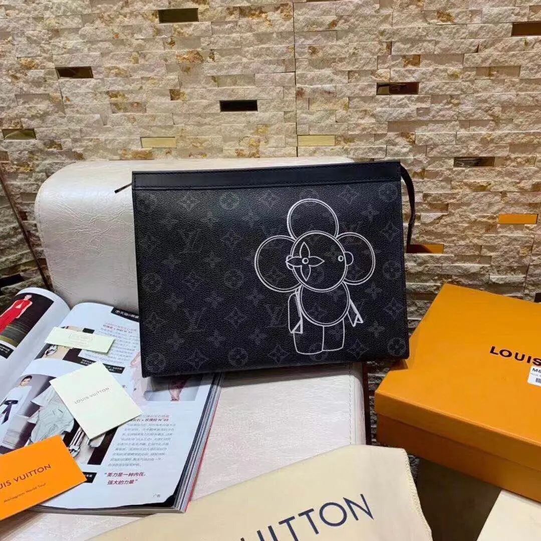 P¥320👉nfc163C01 dynamic chip version👈🎏【Top original order, all steel hardware】Clutch bag✈️M61690 Sunflower😎European same style🈲Made of elegant DaMeier Ebene Classic black plaid material🈲The interior is made of unique customized foam fabric that is wear-resistant, dirt-resistant and washable👍💎Original hardware chain🎩Both fashion and practicality👿The bag body is soft and comfortable🔜The interior is equipped with slip pockets🎩Large capacity to meet your daily needs💯Size 26.5-20-6CM, comes with gift box