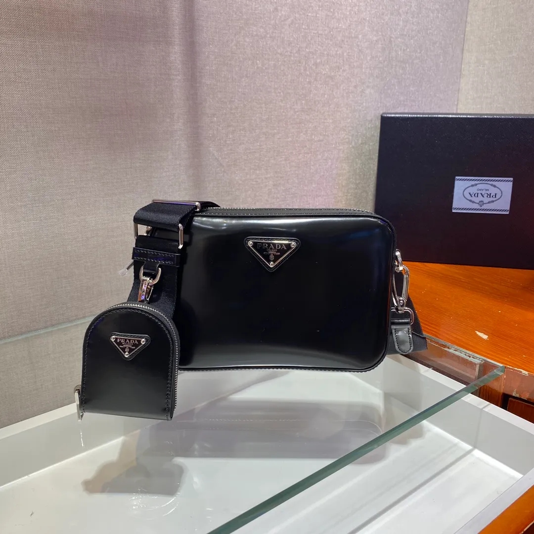 💰1320🎉New camera bag🎉1BH180 glossy cowhide🎉🎉 This shoulder bag is made of glossy leather. This vintage leather is a frequent fixture in the fashion world and has become the brand's signature material. The triangular logo designed by Mario Prada and decorated for the first time on luggage embellishes the front, highlighting the modern design, and the removable leather pouch is unique. Love it so much😘, simple and elegant😘 unisex model, this year’s most popular glossy series. Worth owning🎉🎉🎉👏👏👏 Length 19.5x Height 12.5x Bottom 4.5cm