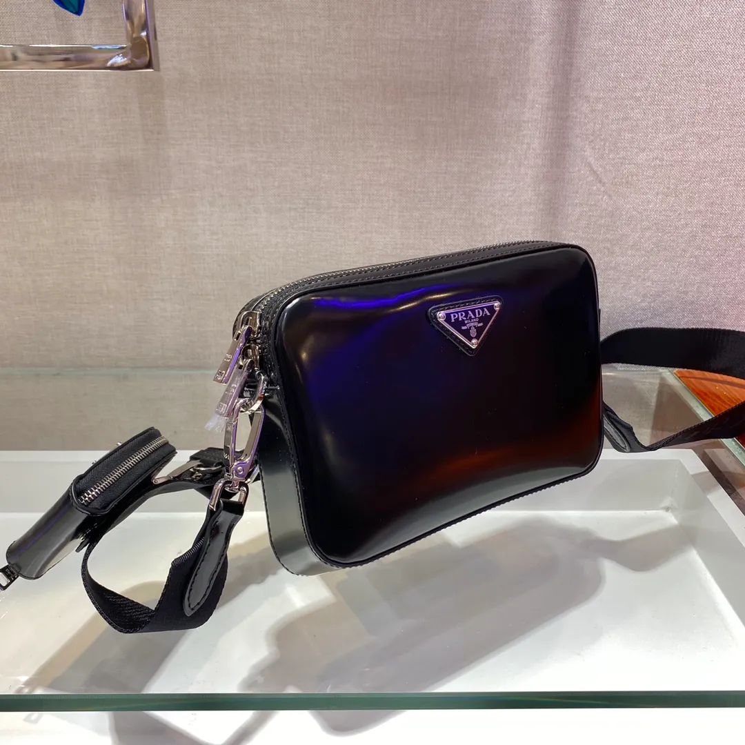 💰1320🎉New camera bag🎉1BH180 glossy cowhide🎉🎉 This shoulder bag is made of glossy leather. This vintage leather is a frequent fixture in the fashion world and has become the brand's signature material. The triangular logo designed by Mario Prada and decorated for the first time on luggage embellishes the front, highlighting the modern design, and the removable leather pouch is unique. Love it so much😘, simple and elegant😘 unisex model, this year’s most popular glossy series. Worth owning🎉🎉🎉👏👏👏 Length 19.5x Height 12.5x Bottom 4.5cm