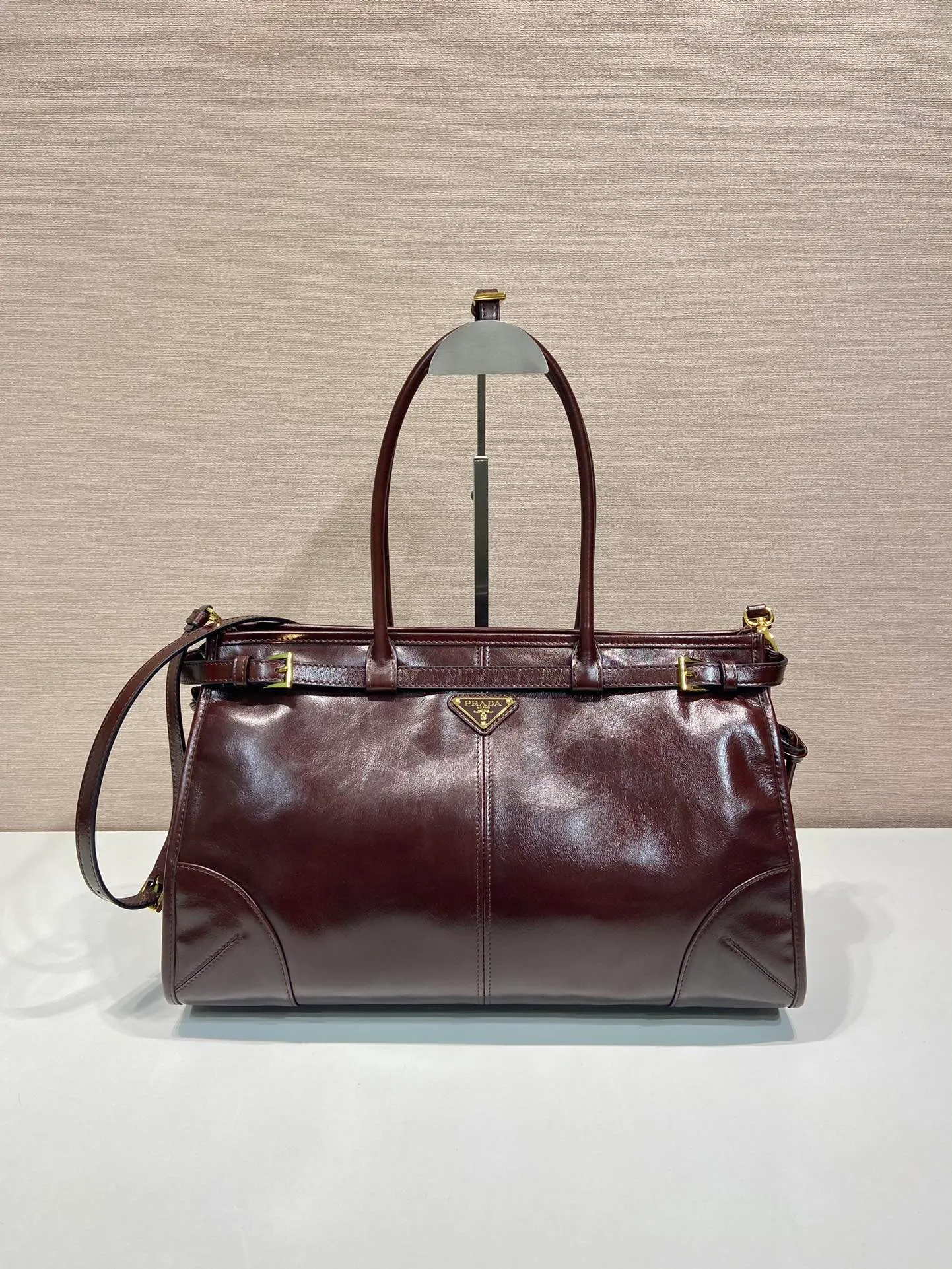 💰2040🎉LusSolf oil wax leather🎉1BA433 large size🎉🎉 This portable crossbody bag is made of imported oil wax leather. The shiny color exudes a classic atmosphere. It is equipped with a detachable and adjustable long shoulder strap, which is convenient for different occasions. It has a very large capacity and is easy to use. It is definitely a must-have for fashionistas. Hurry up and take this retro style handbag home! Length 38x Height 30x Bottom 12cm🎉🎉🎉👏👏👏