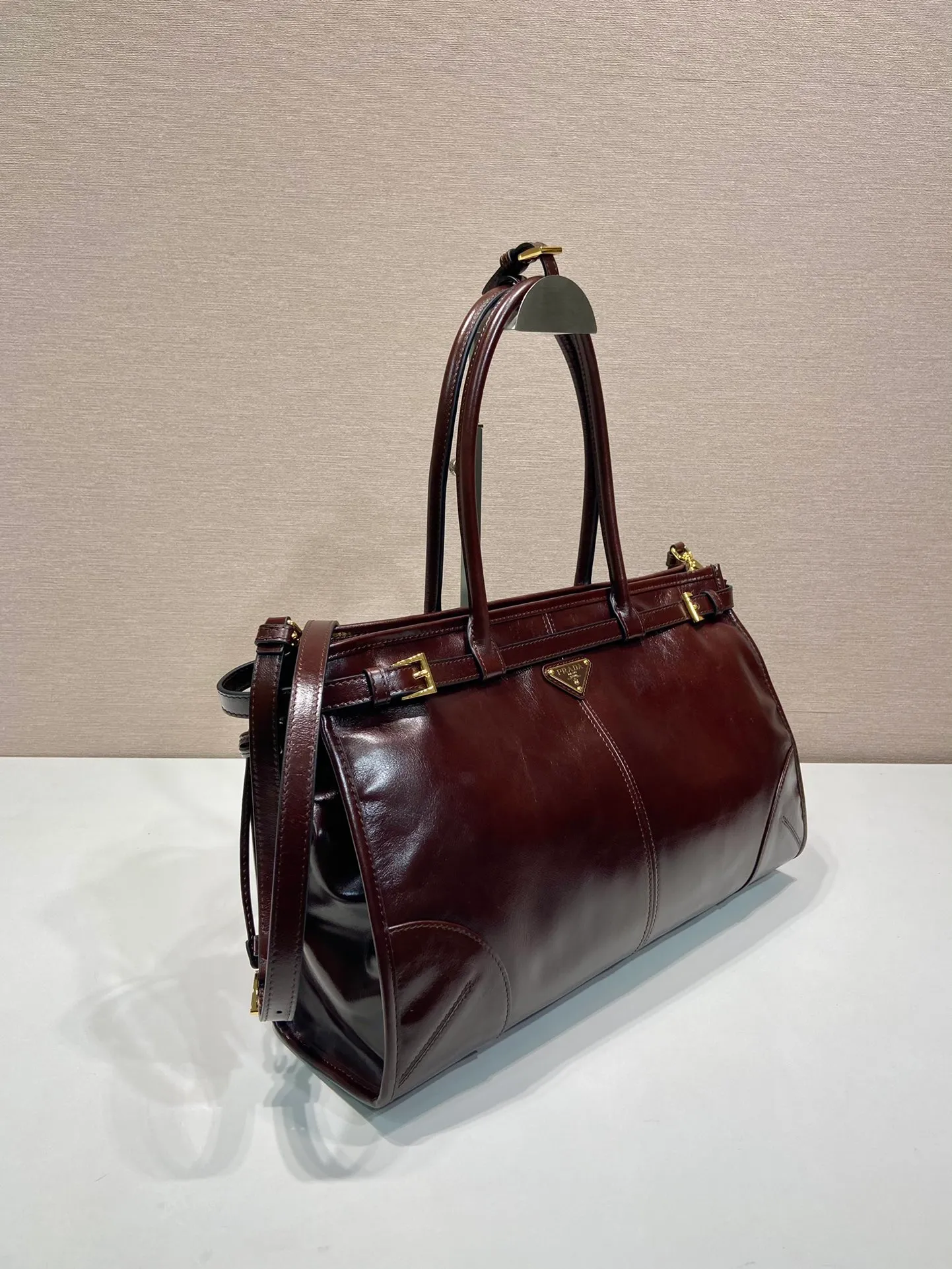 💰2040🎉LusSolf oil wax leather🎉1BA433 large size🎉🎉 This portable crossbody bag is made of imported oil wax leather. The shiny color exudes a classic atmosphere. It is equipped with a detachable and adjustable long shoulder strap, which is convenient for different occasions. It has a very large capacity and is easy to use. It is definitely a must-have for fashionistas. Hurry up and take this retro style handbag home! Length 38x Height 30x Bottom 12cm🎉🎉🎉👏👏👏