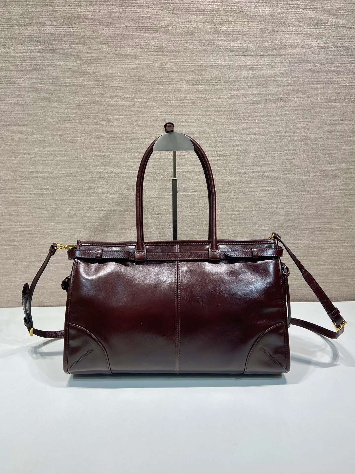 💰2040🎉LusSolf oil wax leather🎉1BA433 large size🎉🎉 This portable crossbody bag is made of imported oil wax leather. The shiny color exudes a classic atmosphere. It is equipped with a detachable and adjustable long shoulder strap, which is convenient for different occasions. It has a very large capacity and is easy to use. It is definitely a must-have for fashionistas. Hurry up and take this retro style handbag home! Length 38x Height 30x Bottom 12cm🎉🎉🎉👏👏👏
