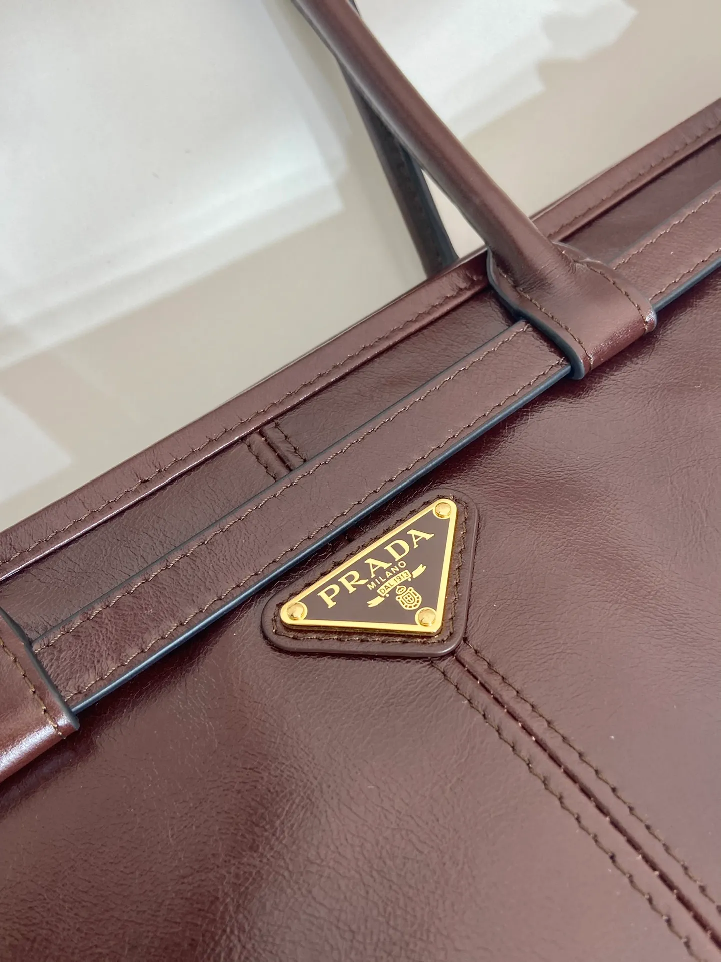💰2040🎉LusSolf oil wax leather🎉1BA433 large size🎉🎉 This portable crossbody bag is made of imported oil wax leather. The shiny color exudes a classic atmosphere. It is equipped with a detachable and adjustable long shoulder strap, which is convenient for different occasions. It has a very large capacity and is easy to use. It is definitely a must-have for fashionistas. Hurry up and take this retro style handbag home! Length 38x Height 30x Bottom 12cm🎉🎉🎉👏👏👏