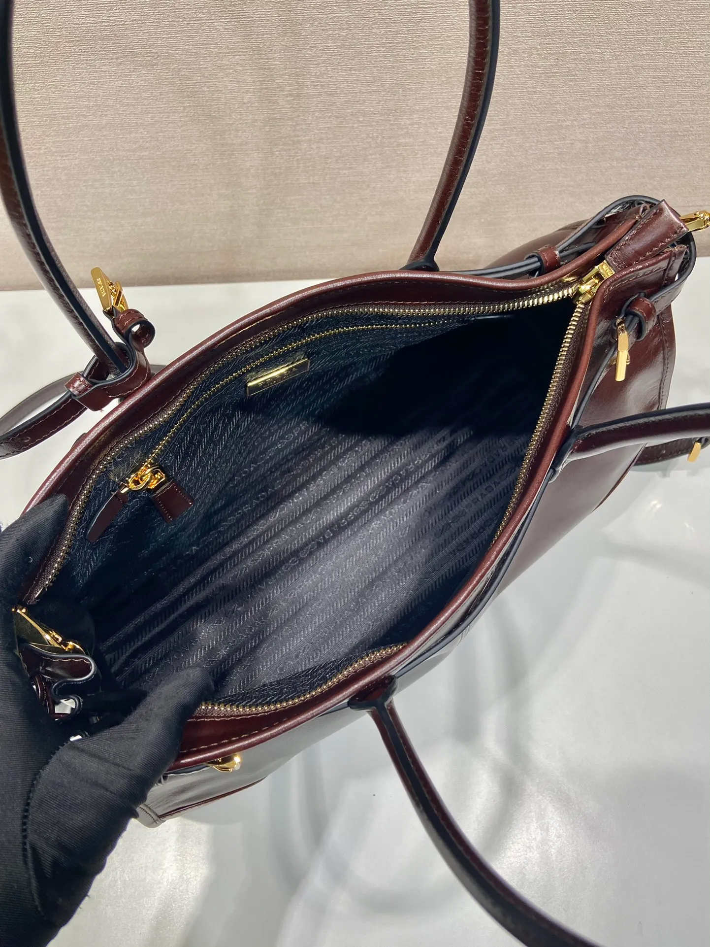 💰2040🎉LusSolf oil wax leather🎉1BA433 large size🎉🎉 This portable crossbody bag is made of imported oil wax leather. The shiny color exudes a classic atmosphere. It is equipped with a detachable and adjustable long shoulder strap, which is convenient for different occasions. It has a very large capacity and is easy to use. It is definitely a must-have for fashionistas. Hurry up and take this retro style handbag home! Length 38x Height 30x Bottom 12cm🎉🎉🎉👏👏👏