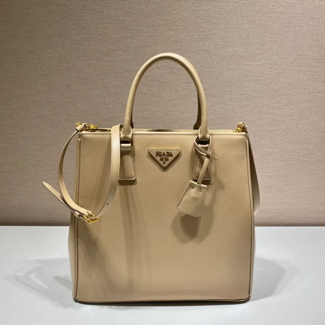 P2200🎉Tall killer bag🎉1BA304🎉🎉New style This 2021 tall killer bag design is another classic fresh taste and style😘😘Made of Saffiano leather, top brushed hardware👍It blends traditional and modern elements into a refined and simple design. Simple and elegant, the upper body effect is very good, it is a popular style that will never go out of style🎉🎉Hurry up and get it🎉🎉Length 33xH 31x15cm🎉🎉🎉💰💰💰