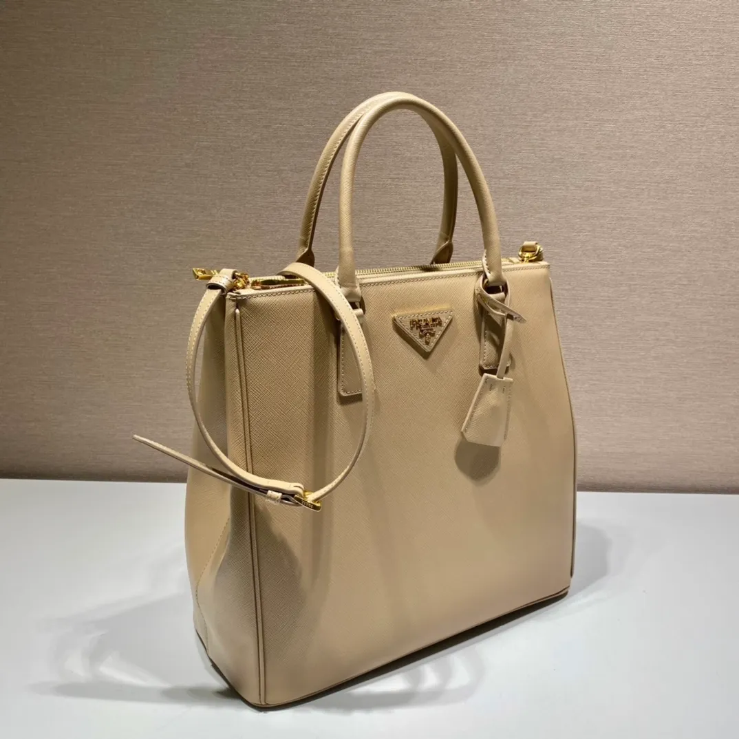 P2200🎉Tall killer bag🎉1BA304🎉🎉New style This 2021 tall killer bag design is another classic fresh taste and style😘😘Made of Saffiano leather, top brushed hardware👍It blends traditional and modern elements into a refined and simple design. Simple and elegant, the upper body effect is very good, it is a popular style that will never go out of style🎉🎉Hurry up and get it🎉🎉Length 33xH 31x15cm🎉🎉🎉💰💰💰
