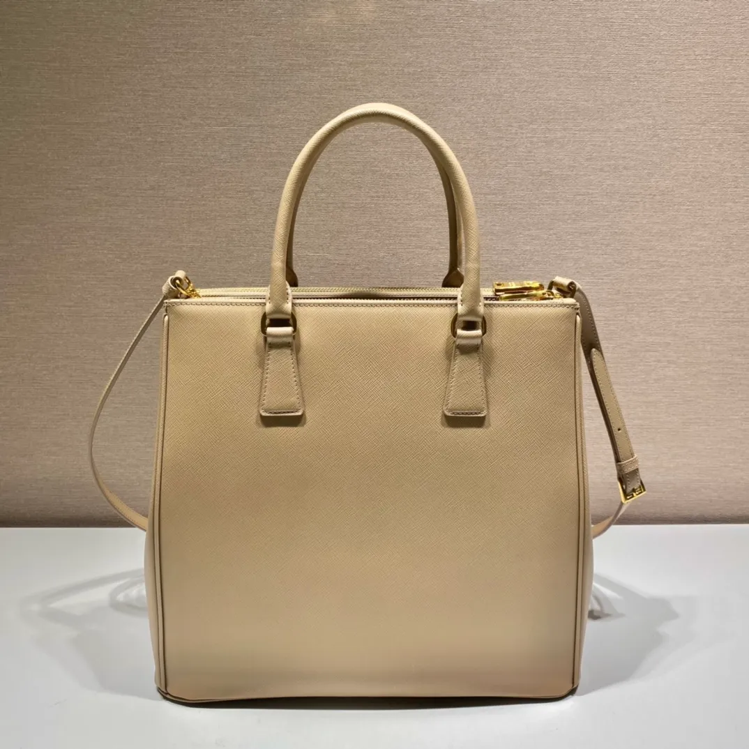 P2200🎉Tall killer bag🎉1BA304🎉🎉New style This 2021 tall killer bag design is another classic fresh taste and style😘😘Made of Saffiano leather, top brushed hardware👍It blends traditional and modern elements into a refined and simple design. Simple and elegant, the upper body effect is very good, it is a popular style that will never go out of style🎉🎉Hurry up and get it🎉🎉Length 33xH 31x15cm🎉🎉🎉💰💰💰