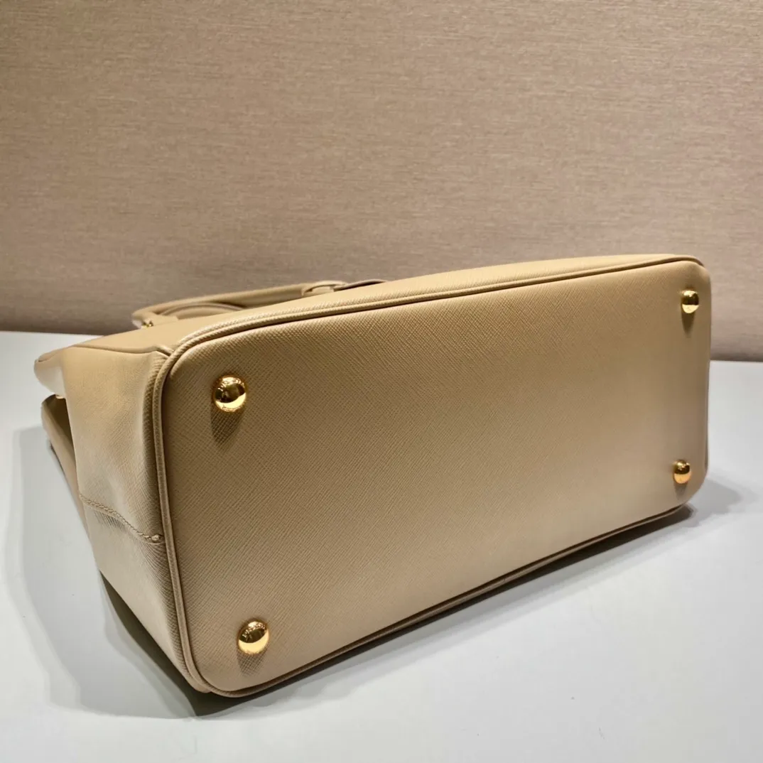 P2200🎉Tall killer bag🎉1BA304🎉🎉New style This 2021 tall killer bag design is another classic fresh taste and style😘😘Made of Saffiano leather, top brushed hardware👍It blends traditional and modern elements into a refined and simple design. Simple and elegant, the upper body effect is very good, it is a popular style that will never go out of style🎉🎉Hurry up and get it🎉🎉Length 33xH 31x15cm🎉🎉🎉💰💰💰