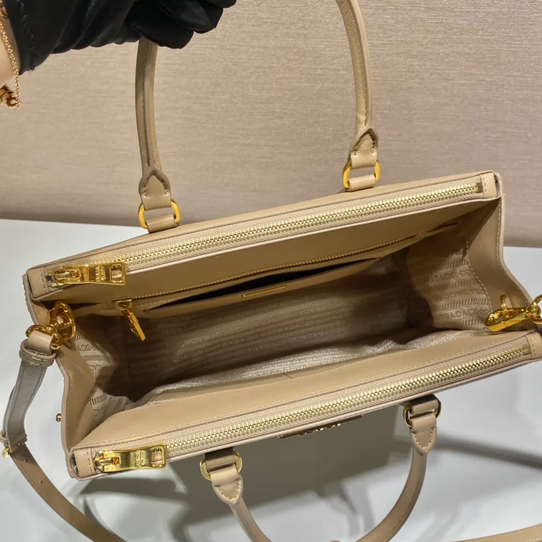 P2200🎉Tall killer bag🎉1BA304🎉🎉New style This 2021 tall killer bag design is another classic fresh taste and style😘😘Made of Saffiano leather, top brushed hardware👍It blends traditional and modern elements into a refined and simple design. Simple and elegant, the upper body effect is very good, it is a popular style that will never go out of style🎉🎉Hurry up and get it🎉🎉Length 33xH 31x15cm🎉🎉🎉💰💰💰