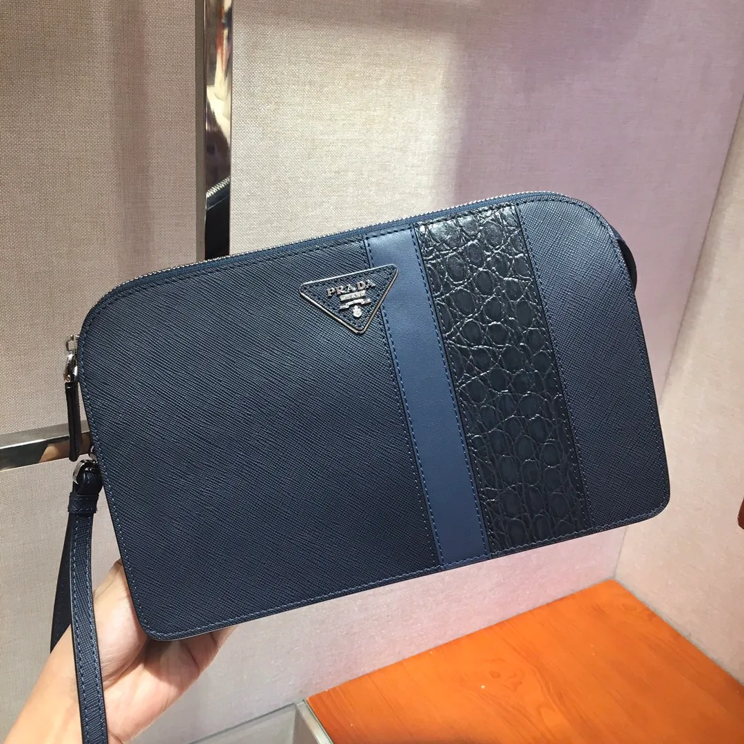💰1060🎉New handbag🎉2VF056D men's bag, original item👍👍Made of imported Saffiano leather material, crocodile leather trim, top metal accessories, one zippered compartment, two inner pockets, one of which is zippered, six bank card slots, fabric lining, back handle, removable leather handle strap👍👍 This Saffiano leather men's handbag with crocodile leather trim makes it even more gorgeous and looks extra fashionable and elegant. Men, hurry up👏👏Length 26.5x Height 17x Bottom 5cm👏👏👏