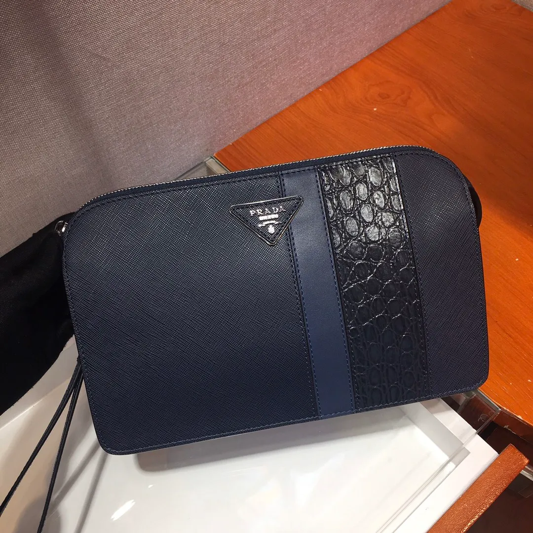 💰1060🎉New handbag🎉2VF056D men's bag, original item👍👍Made of imported Saffiano leather material, crocodile leather trim, top metal accessories, one zippered compartment, two inner pockets, one of which is zippered, six bank card slots, fabric lining, back handle, removable leather handle strap👍👍 This Saffiano leather men's handbag with crocodile leather trim makes it even more gorgeous and looks extra fashionable and elegant. Men, hurry up👏👏Length 26.5x Height 17x Bottom 5cm👏👏👏