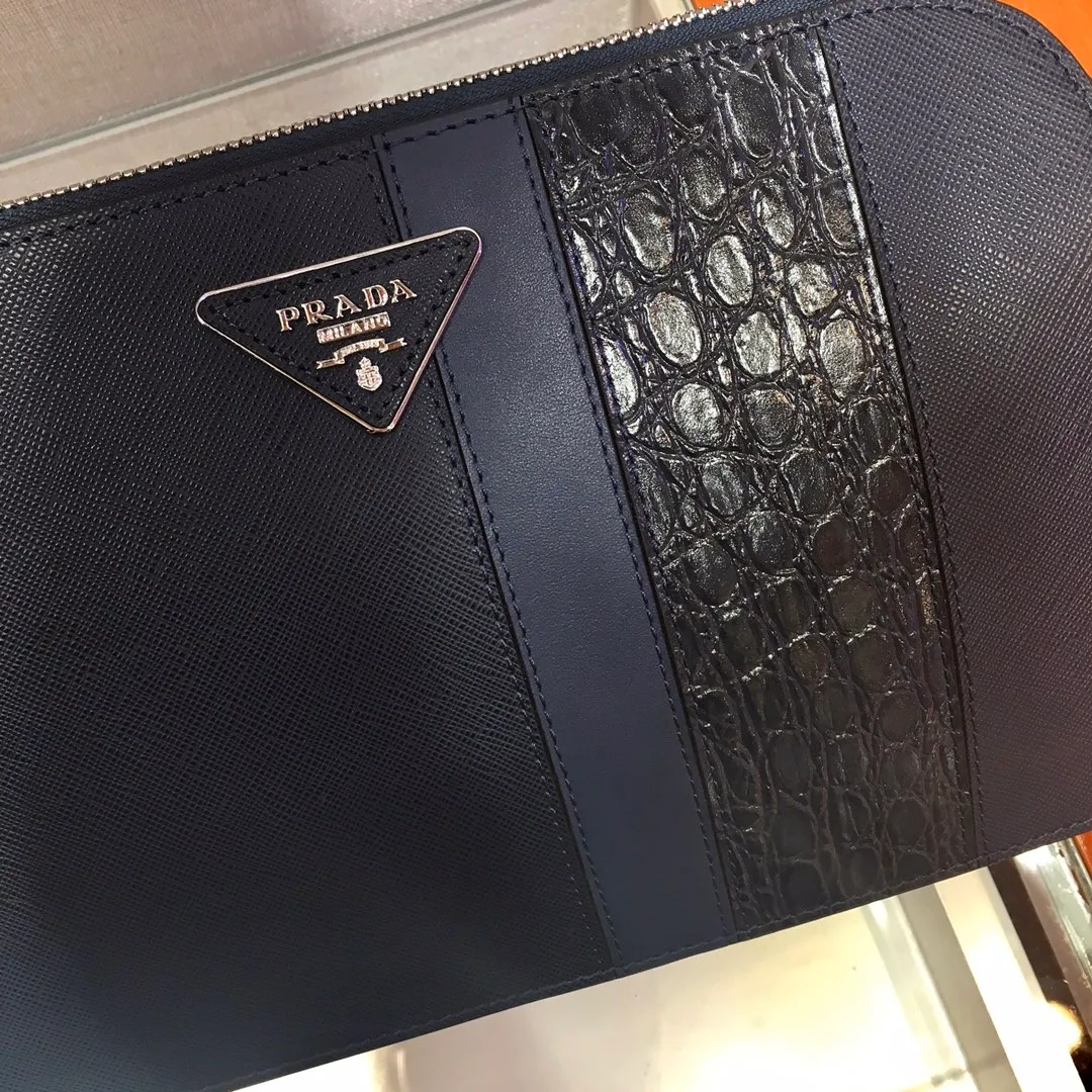 💰1060🎉New handbag🎉2VF056D men's bag, original item👍👍Made of imported Saffiano leather material, crocodile leather trim, top metal accessories, one zippered compartment, two inner pockets, one of which is zippered, six bank card slots, fabric lining, back handle, removable leather handle strap👍👍 This Saffiano leather men's handbag with crocodile leather trim makes it even more gorgeous and looks extra fashionable and elegant. Men, hurry up👏👏Length 26.5x Height 17x Bottom 5cm👏👏👏