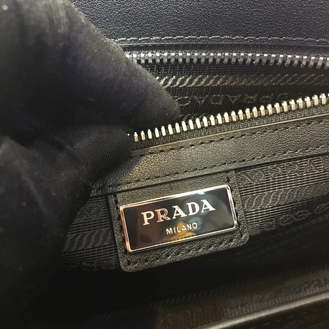 💰1060🎉New handbag🎉2VF056D men's bag, original item👍👍Made of imported Saffiano leather material, crocodile leather trim, top metal accessories, one zippered compartment, two inner pockets, one of which is zippered, six bank card slots, fabric lining, back handle, removable leather handle strap👍👍 This Saffiano leather men's handbag with crocodile leather trim makes it even more gorgeous and looks extra fashionable and elegant. Men, hurry up👏👏Length 26.5x Height 17x Bottom 5cm👏👏👏
