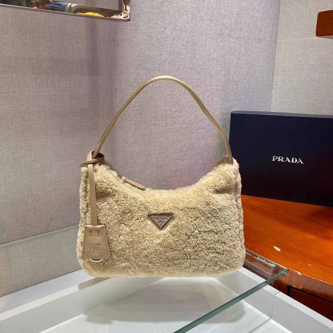 💰860🎉Plush Hobo🎉The design of this Hobo fur bag is another popular style in autumn and winter👏, you can feel its softness through the screen😘I want to hug it so fast The impulse🙊🙊It’s so cute, good-looking and extremely convenient to wear👍It looks great when carried in hand or as an armpit bag😘A must-have in winter, if you like it, hurry up and buy it🎉🎉 Style number: NE515 Length 23x Height 14x Bottom 5cm