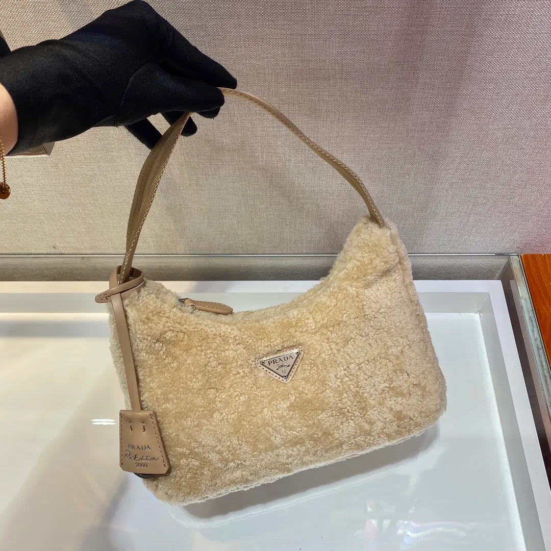 💰860🎉Plush Hobo🎉The design of this Hobo fur bag is another popular style in autumn and winter👏, you can feel its softness through the screen😘I want to hug it so fast The impulse🙊🙊It’s so cute, good-looking and extremely convenient to wear👍It looks great when carried in hand or as an armpit bag😘A must-have in winter, if you like it, hurry up and buy it🎉🎉 Style number: NE515 Length 23x Height 14x Bottom 5cm