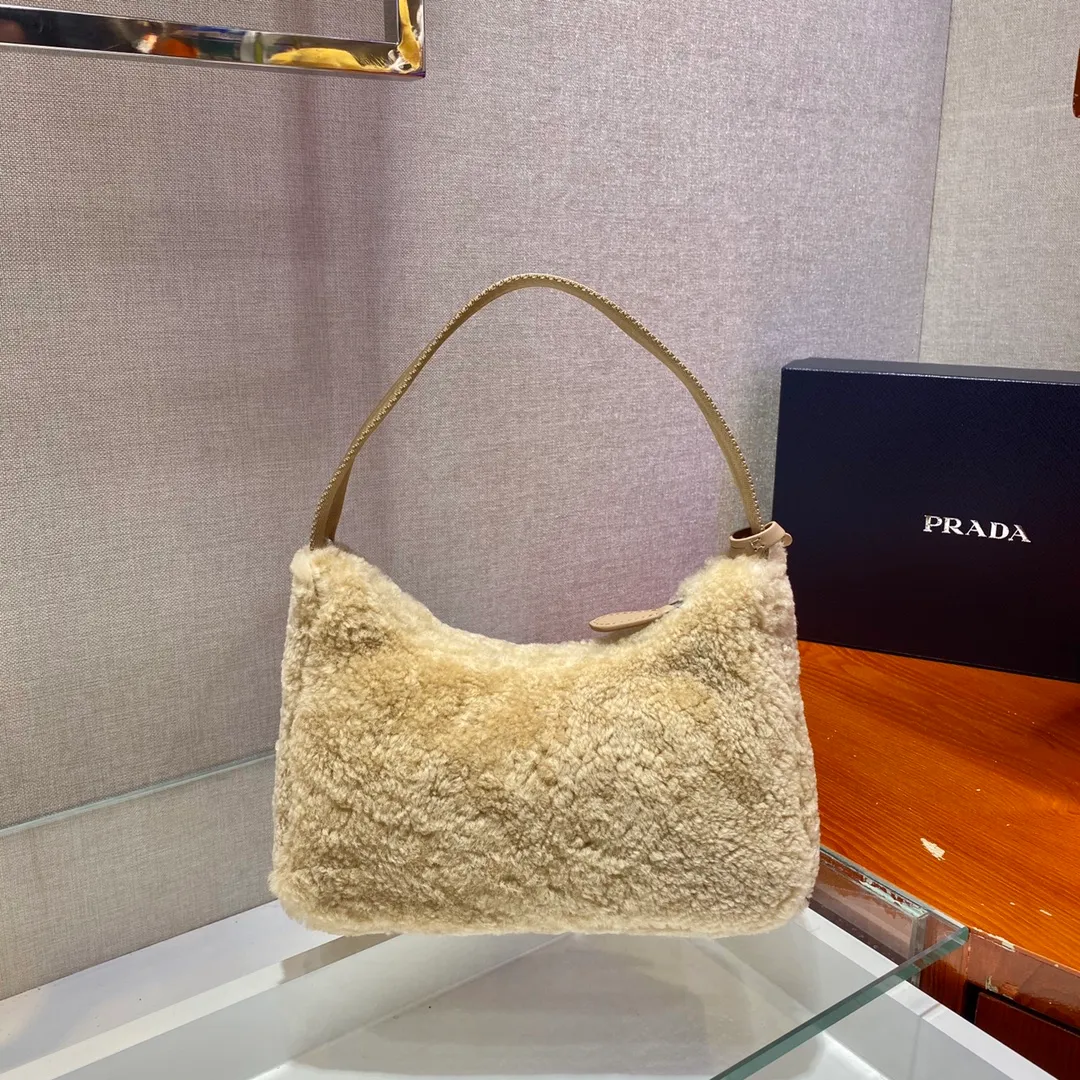 💰860🎉Plush Hobo🎉The design of this Hobo fur bag is another popular style in autumn and winter👏, you can feel its softness through the screen😘I want to hug it so fast The impulse🙊🙊It’s so cute, good-looking and extremely convenient to wear👍It looks great when carried in hand or as an armpit bag😘A must-have in winter, if you like it, hurry up and buy it🎉🎉 Style number: NE515 Length 23x Height 14x Bottom 5cm