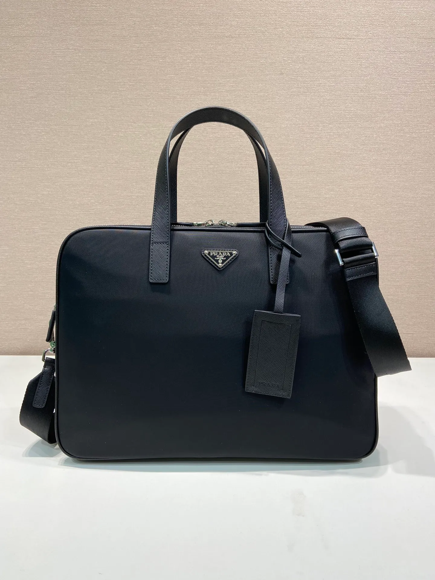 💰1500🎉New briefcase🎉New 2VE005 triangle logo🎉🎉 This recycled nylon material reinterprets the classic men's briefcase, adding highlights to the new season. The briefcase is equipped with double handles and a detachable shoulder strap. The logo is a triangle logo and the details are exquisite and unique. The back can be hung on a trolley case when traveling. Very practical, simple/attractive, men😘😘 hurry up and get it👏👏 length 38x height 28x bottom 6.5cm🎉🎉🎉💰💰💰💰