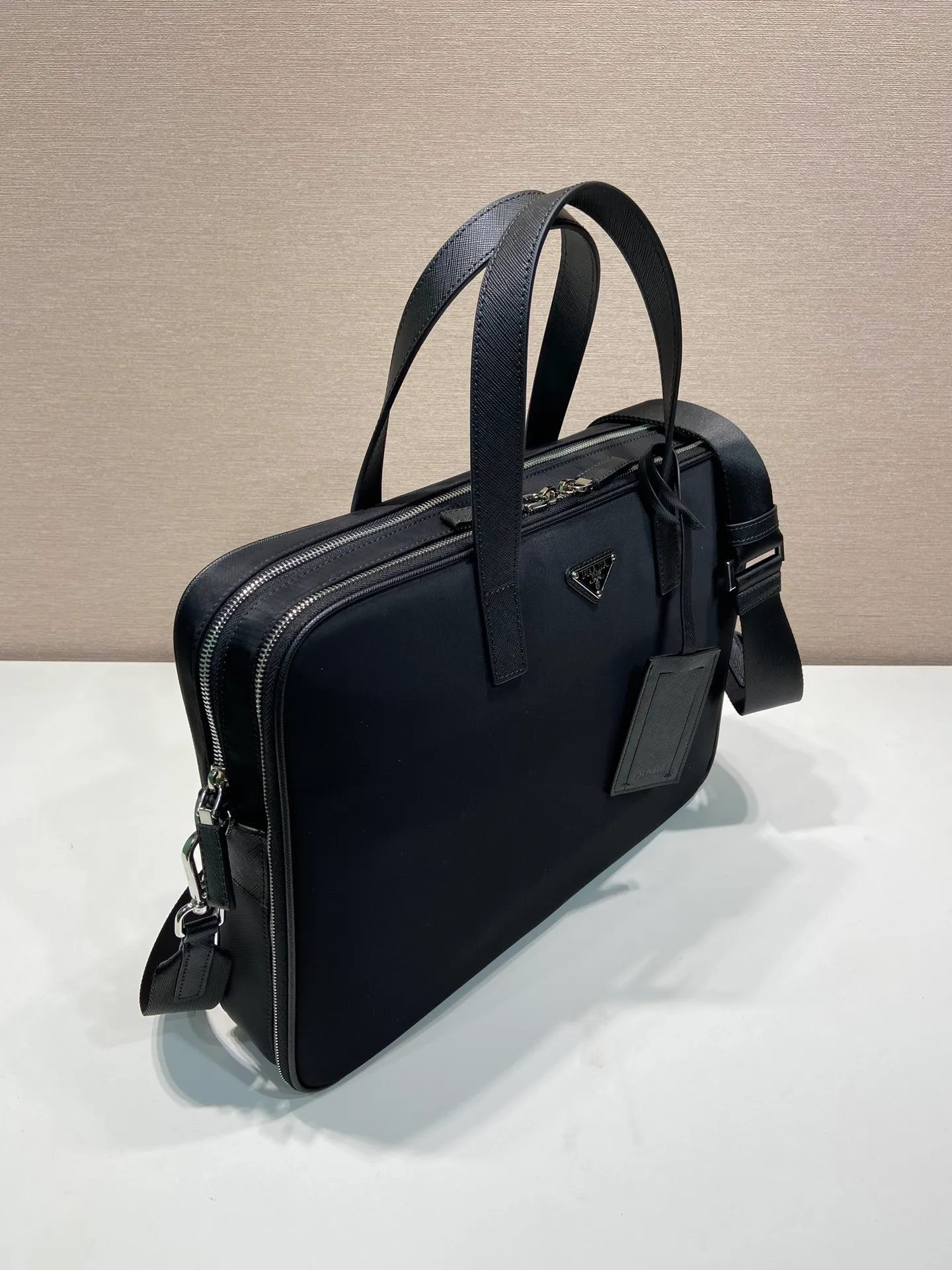 💰1500🎉New briefcase🎉New 2VE005 triangle logo🎉🎉 This recycled nylon material reinterprets the classic men's briefcase, adding highlights to the new season. The briefcase is equipped with double handles and a detachable shoulder strap. The logo is a triangle logo and the details are exquisite and unique. The back can be hung on a trolley case when traveling. Very practical, simple/attractive, men😘😘 hurry up and get it👏👏 length 38x height 28x bottom 6.5cm🎉🎉🎉💰💰💰💰