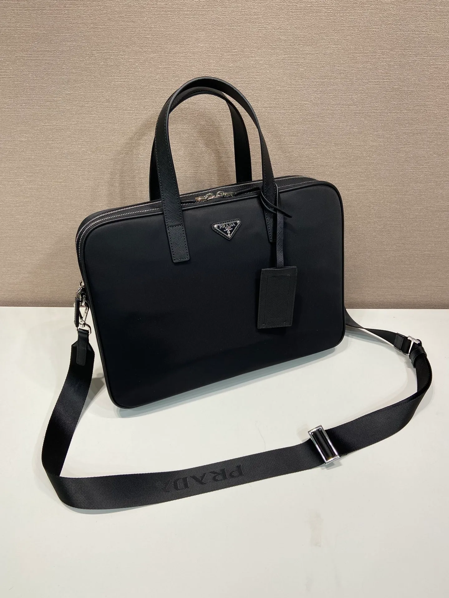 💰1500🎉New briefcase🎉New 2VE005 triangle logo🎉🎉 This recycled nylon material reinterprets the classic men's briefcase, adding highlights to the new season. The briefcase is equipped with double handles and a detachable shoulder strap. The logo is a triangle logo and the details are exquisite and unique. The back can be hung on a trolley case when traveling. Very practical, simple/attractive, men😘😘 hurry up and get it👏👏 length 38x height 28x bottom 6.5cm🎉🎉🎉💰💰💰💰