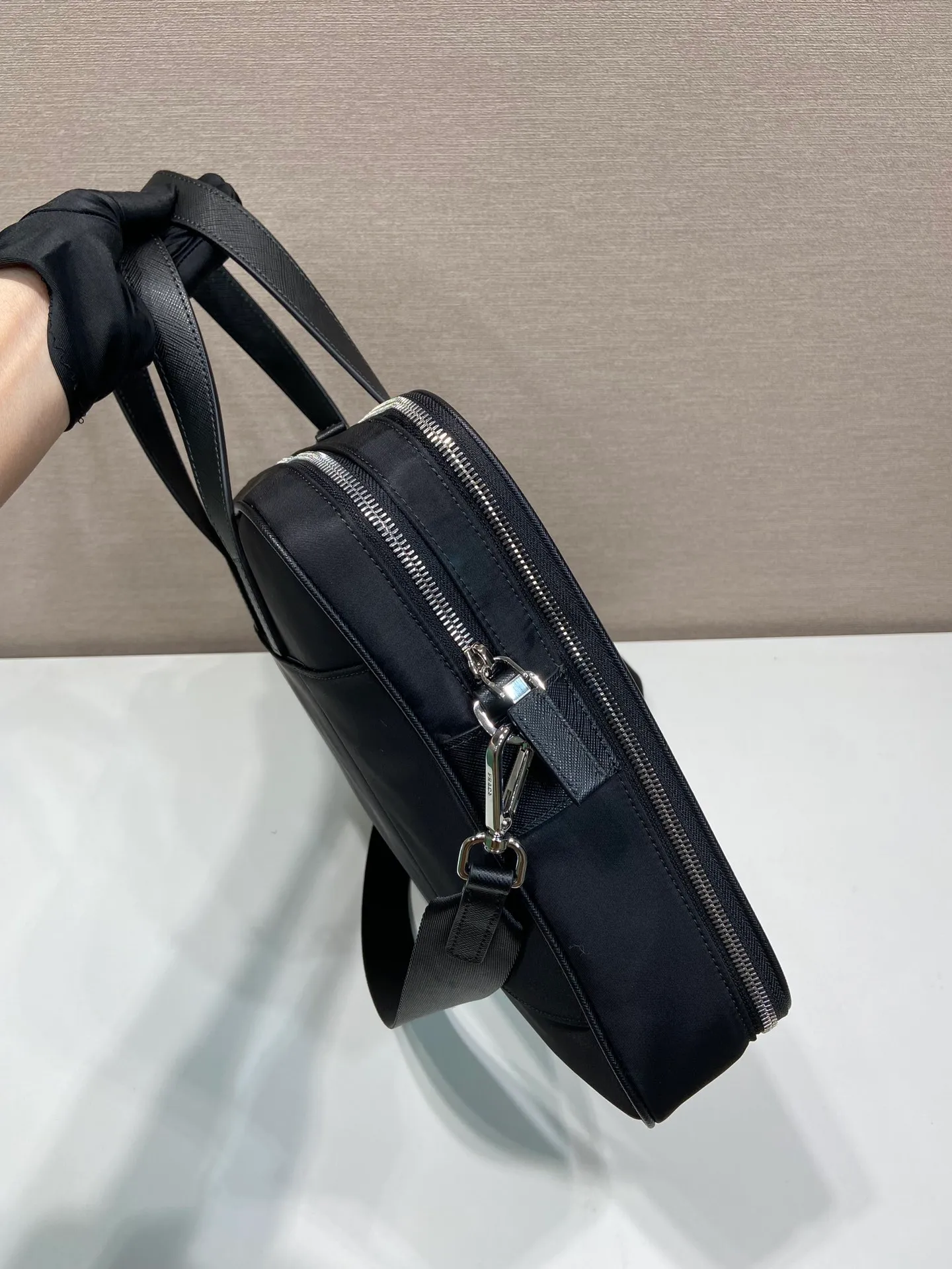 💰1500🎉New briefcase🎉New 2VE005 triangle logo🎉🎉 This recycled nylon material reinterprets the classic men's briefcase, adding highlights to the new season. The briefcase is equipped with double handles and a detachable shoulder strap. The logo is a triangle logo and the details are exquisite and unique. The back can be hung on a trolley case when traveling. Very practical, simple/attractive, men😘😘 hurry up and get it👏👏 length 38x height 28x bottom 6.5cm🎉🎉🎉💰💰💰💰