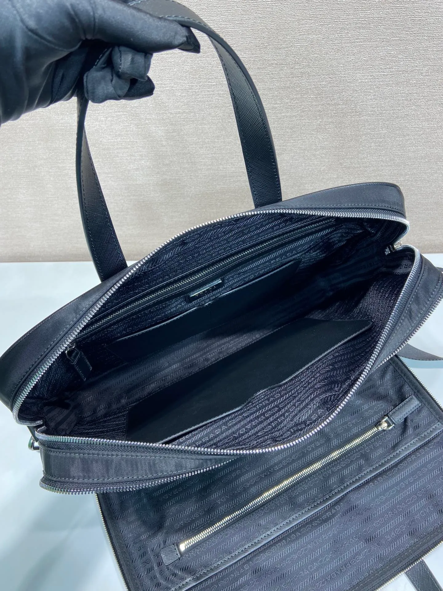 💰1500🎉New briefcase🎉New 2VE005 triangle logo🎉🎉 This recycled nylon material reinterprets the classic men's briefcase, adding highlights to the new season. The briefcase is equipped with double handles and a detachable shoulder strap. The logo is a triangle logo and the details are exquisite and unique. The back can be hung on a trolley case when traveling. Very practical, simple/attractive, men😘😘 hurry up and get it👏👏 length 38x height 28x bottom 6.5cm🎉🎉🎉💰💰💰💰