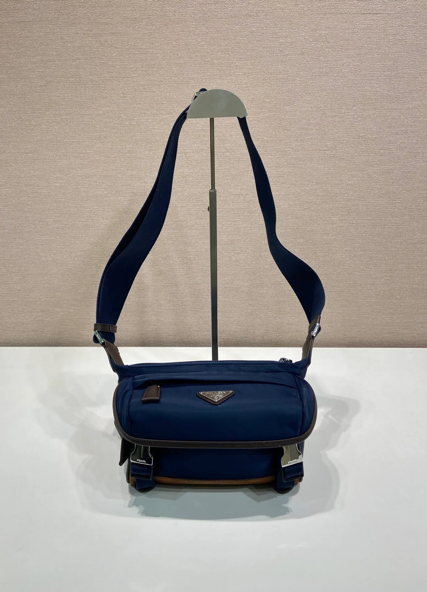 💰1120🎉Mini Messenger Bag🎉2VH171 Mini🎉🎉 This mini messenger bag adopts a sports style design, decorated with suede details/calfskin/imported nylon fabric, large capacity, and equipped with an adjustable shoulder strap. Showcase a flexible and versatile modern style. The colors are mixed and matched, very fashionable and beautiful😘😘Handsome guys, hurry up and get it🎉🎉 Length 20x Height 13x Bottom 9cm🎉🎉🎉💰💰💰