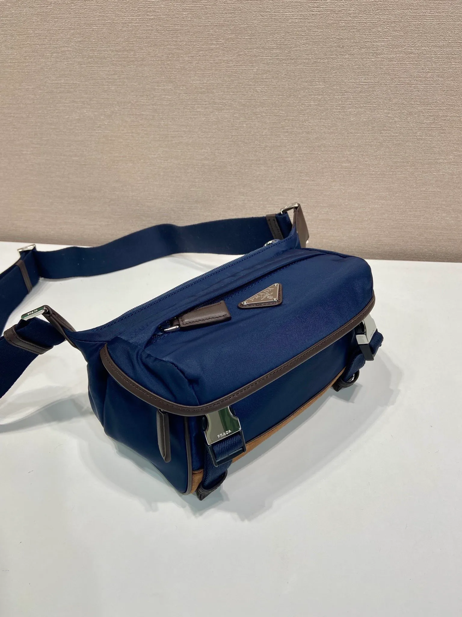 💰1120🎉Mini Messenger Bag🎉2VH171 Mini🎉🎉 This mini messenger bag adopts a sports style design, decorated with suede details/calfskin/imported nylon fabric, large capacity, and equipped with an adjustable shoulder strap. Showcase a flexible and versatile modern style. The colors are mixed and matched, very fashionable and beautiful😘😘Handsome guys, hurry up and get it🎉🎉 Length 20x Height 13x Bottom 9cm🎉🎉🎉💰💰💰