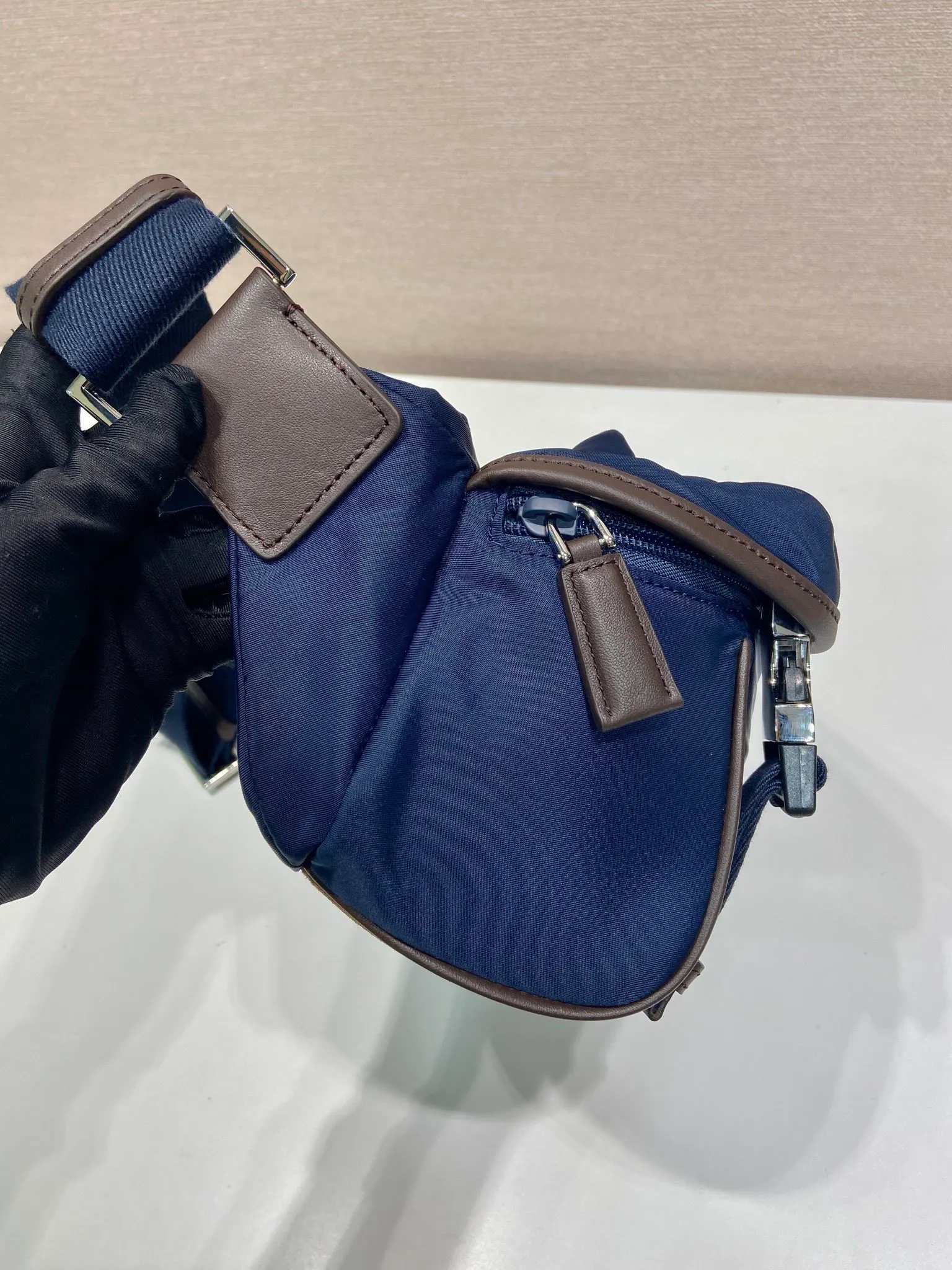 💰1120🎉Mini Messenger Bag🎉2VH171 Mini🎉🎉 This mini messenger bag adopts a sports style design, decorated with suede details/calfskin/imported nylon fabric, large capacity, and equipped with an adjustable shoulder strap. Showcase a flexible and versatile modern style. The colors are mixed and matched, very fashionable and beautiful😘😘Handsome guys, hurry up and get it🎉🎉 Length 20x Height 13x Bottom 9cm🎉🎉🎉💰💰💰