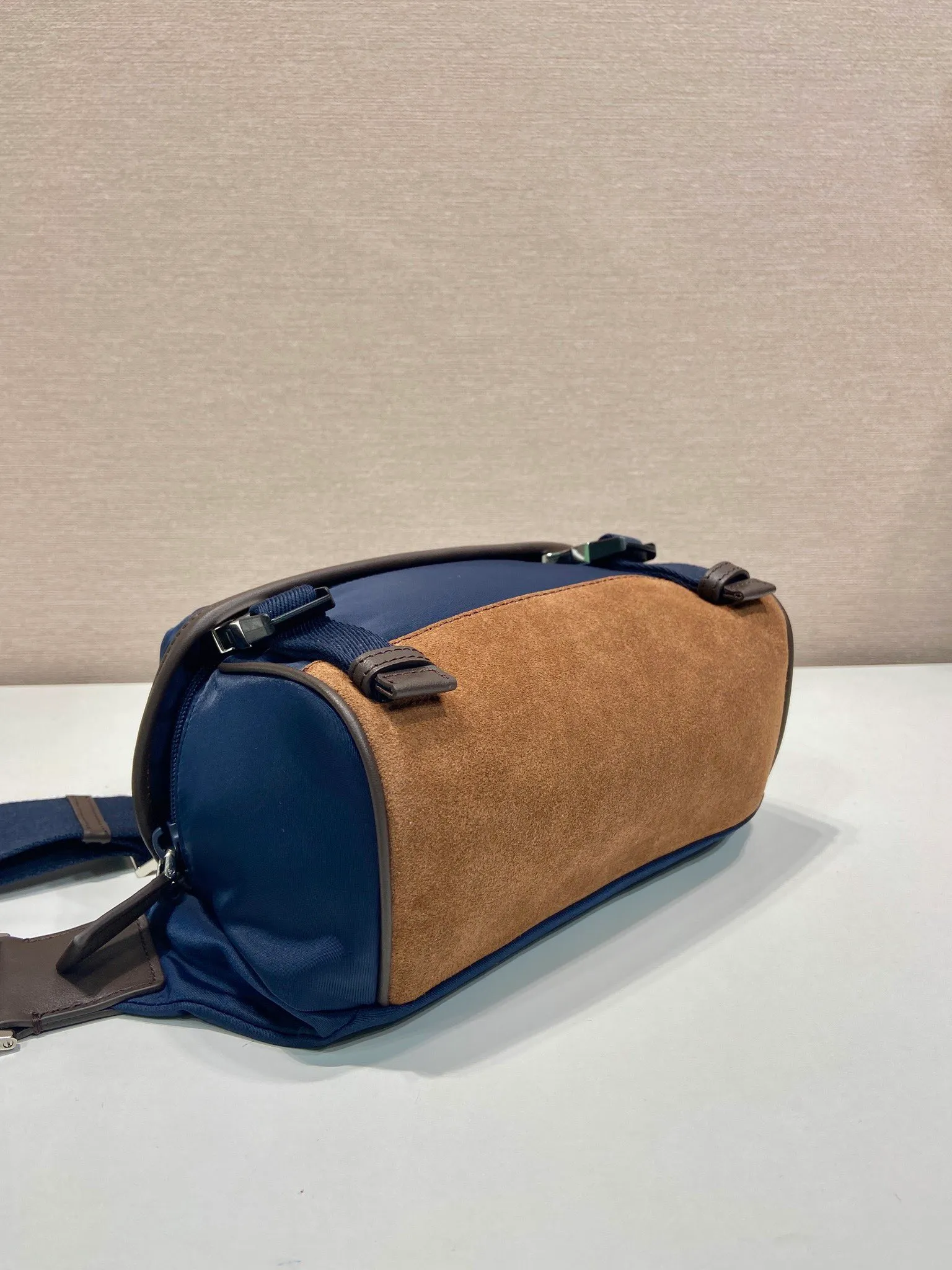 💰1120🎉Mini Messenger Bag🎉2VH171 Mini🎉🎉 This mini messenger bag adopts a sports style design, decorated with suede details/calfskin/imported nylon fabric, large capacity, and equipped with an adjustable shoulder strap. Showcase a flexible and versatile modern style. The colors are mixed and matched, very fashionable and beautiful😘😘Handsome guys, hurry up and get it🎉🎉 Length 20x Height 13x Bottom 9cm🎉🎉🎉💰💰💰