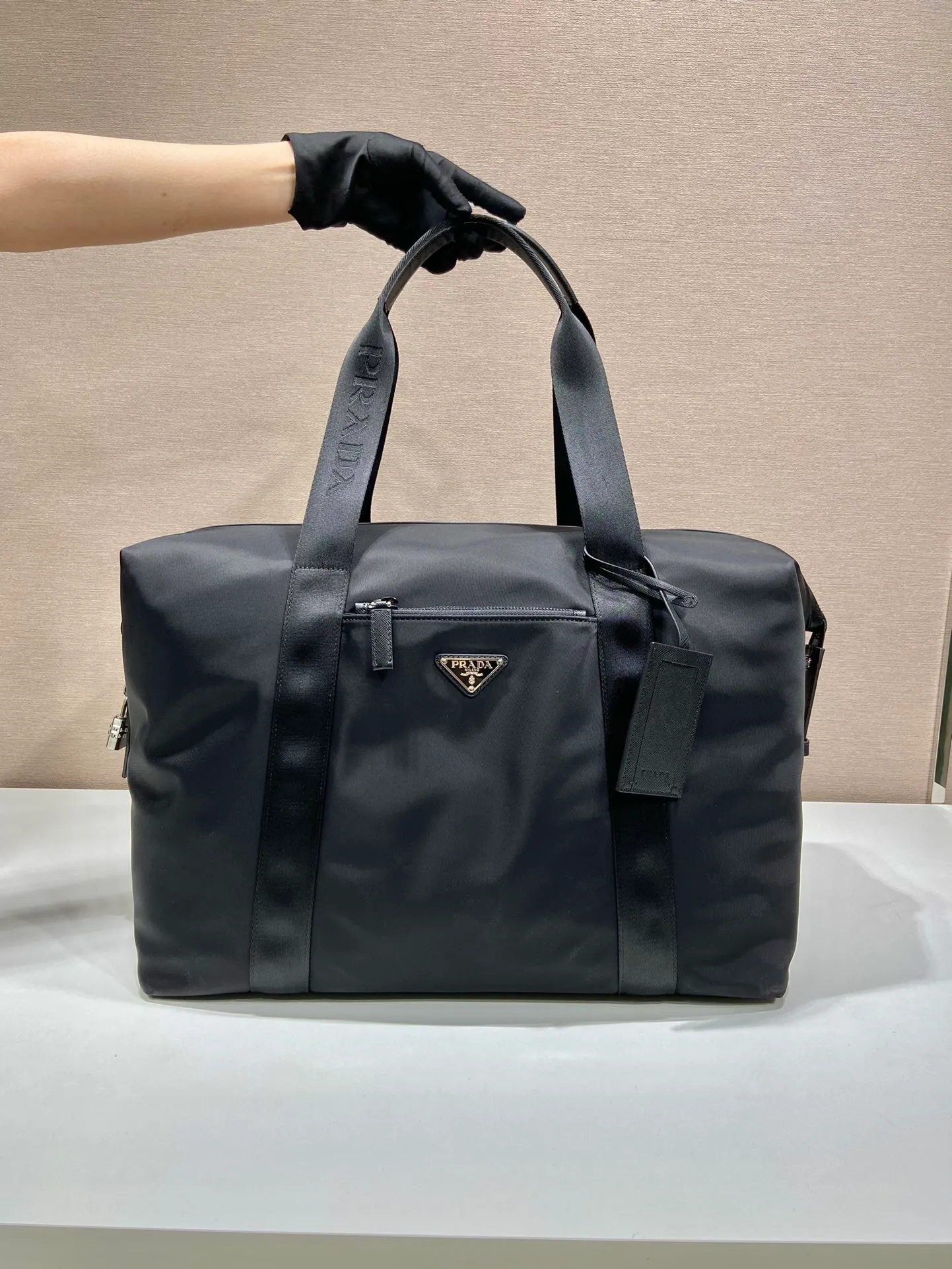 💰1260🎉Classic travel bag🎉2VC796🎉🎉 This travel bag is made of imported nylon fabric/cross-grain cowhide, woven nylon with handles, enamel triangle metal logo on the front, zipper pull and small lock/code lock🎉 One external zipper pocket, internal zipper pocket, simple and elegant. It’s no problem to carry it for daily use or on business trips😘Hurry up and get it🎉🎉 Length 44.5x Height 40x Bottom 24cm🎉🎉🎉