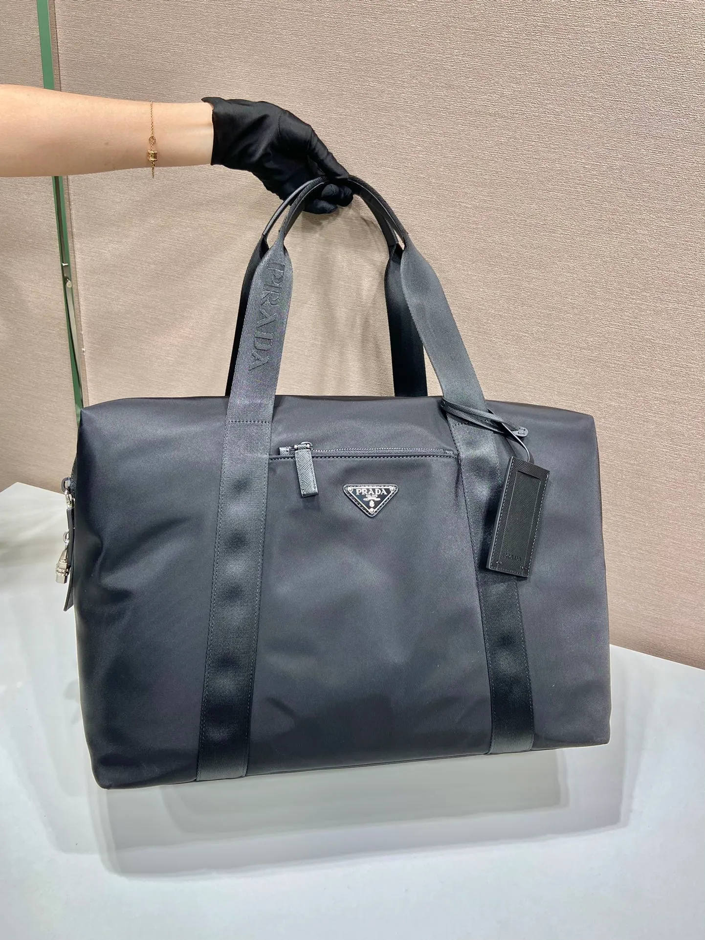 💰1260🎉Classic travel bag🎉2VC796🎉🎉 This travel bag is made of imported nylon fabric/cross-grain cowhide, woven nylon with handles, enamel triangle metal logo on the front, zipper pull and small lock/code lock🎉 One external zipper pocket, internal zipper pocket, simple and elegant. It’s no problem to carry it for daily use or on business trips😘Hurry up and get it🎉🎉 Length 44.5x Height 40x Bottom 24cm🎉🎉🎉