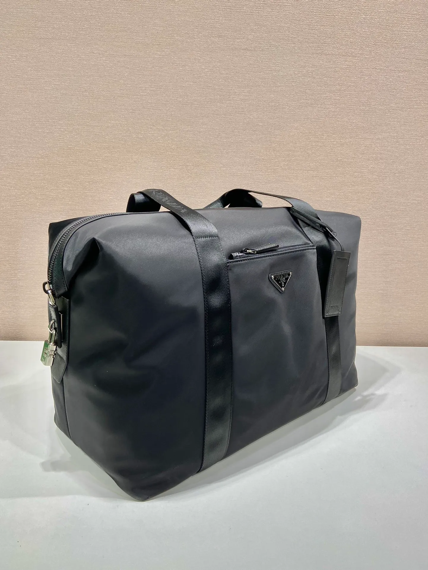 💰1260🎉Classic travel bag🎉2VC796🎉🎉 This travel bag is made of imported nylon fabric/cross-grain cowhide, woven nylon with handles, enamel triangle metal logo on the front, zipper pull and small lock/code lock🎉 One external zipper pocket, internal zipper pocket, simple and elegant. It’s no problem to carry it for daily use or on business trips😘Hurry up and get it🎉🎉 Length 44.5x Height 40x Bottom 24cm🎉🎉🎉